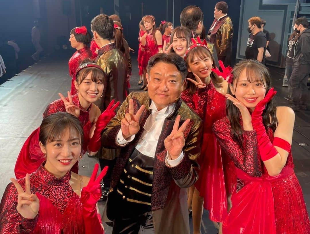 川上千尋さんのインスタグラム写真 - (川上千尋Instagram)「#ぐれいてすとな笑まん 全公演無事終わりました！  はじめて稽古した日から、皆さんと打ち解けれたり、 全員で成長できていると実感する日々がすごく楽しかったです。  笑まんと花月病院 という居場所もできて 本当に幸せでした。  毎週テレビで見ている 新喜劇の皆さんとご一緒できたこと、  演出の玉野さんをはじめ、最前線で活躍されている方々と同じ作品を作れたことが夢みたいで、すごい巡り合わせだなとおもってます。  同じステージに立つ気持ちで 裏で支えてくださった裏方さん、スタッフさん達。  みんなでひとつのものを作ってる感覚が幸せでした。  本当にありがとうございました！！！  またいつかこのみんなで 吉本新喜劇×NMB48 のコラボが実現しますように。  だいすきです〜🥺🤍」5月29日 23時44分 - this_chihhi