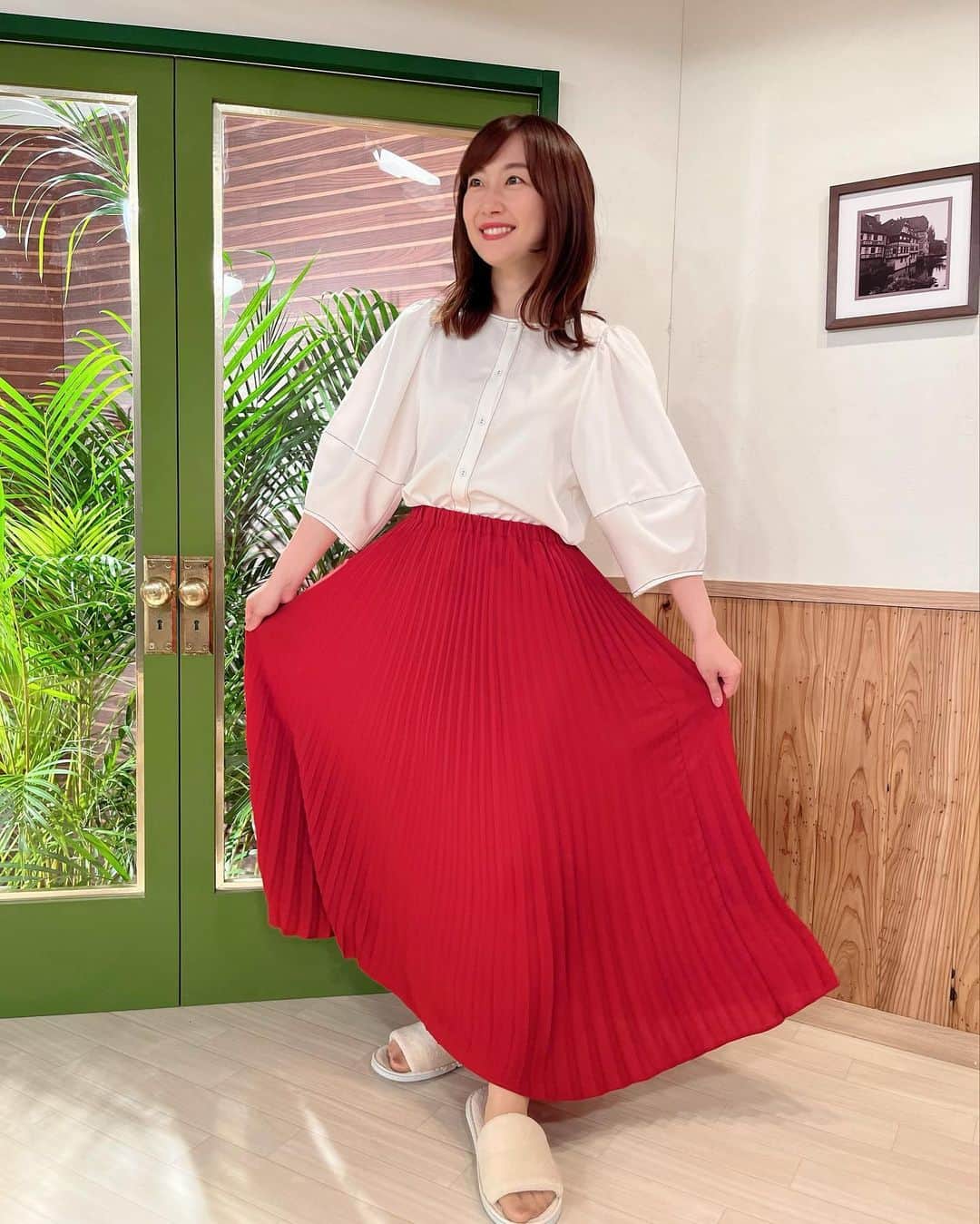 佐竹明咲美さんのインスタグラム写真 - (佐竹明咲美Instagram)「. . LOVEかわさき衣装です🎶 パキッとした赤のスカートが 元気をくれます❤️  トップスは、 パフスリーブなのに華奢に見えるのと、 黒糸の刺繍が🪡 とても、お気に入り☺️  ヘアメイクは シンプルな外ハネを可愛く仕上げてくださいました🫶  トップス:@undixcors_official   #LOVEかわさき #tvk #川崎市 #アナウンサー　#衣装  #扉開けーてーーーえーーーえーーーー！！」5月30日 0時37分 - asami_satake