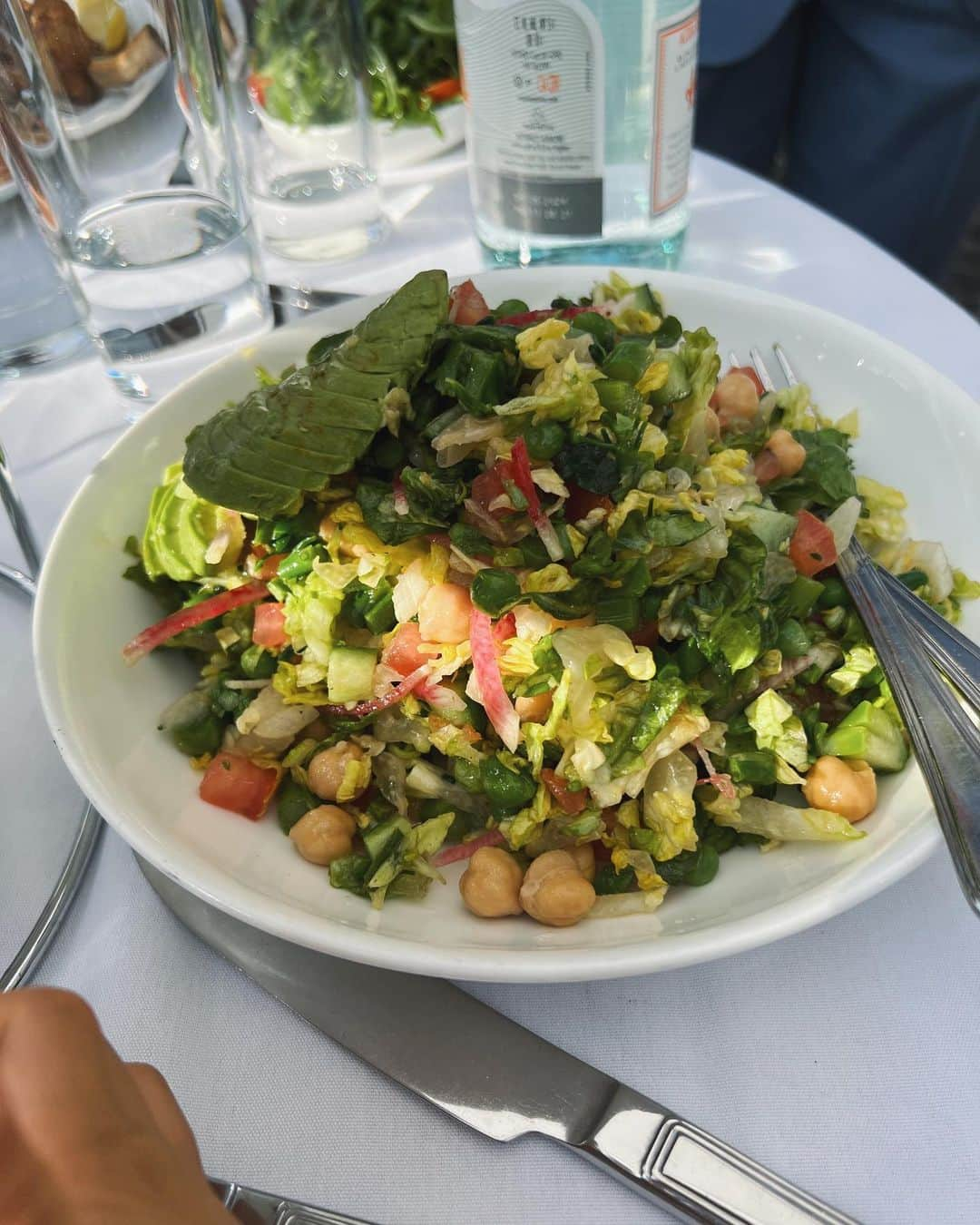 翁安芸さんのインスタグラム写真 - (翁安芸Instagram)「🍕🥗🍝🍋❤️  サンセット時間。テラス席が気持ちのいい大好きなレストラン @cecconisrestaurants ✨  デザートも美味しいのに、お腹いっぱいでこの日はデザートまで辿り着けず。。  #losangeles #ceccionis #westhollywood #sunsetdinner #everythingdelicious #😋」5月30日 5時10分 - akinyc