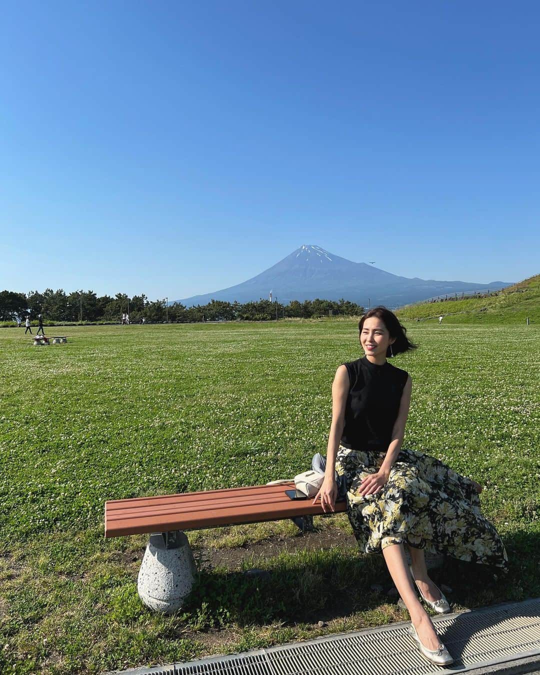 坂元美香さんのインスタグラム写真 - (坂元美香Instagram)「おはよー  昨日インスタライブしたのは ふじのくに田子の浦みなと公園からでした！  なんとなくふらっと寄った感じで 初めて行ったのだけどすっごくすっごく 素敵なところでした😌  ①広い芝生と富士山 ②小学生以来ぶりにシロツメクサで 花冠を作ってみた。 不思議と覚えてるもんだね。 ③右に見える建物が展望台 ④⑤展望台からの絶景 ⑥海の色が綺麗すぎて癒された ⑦「はじまりの鐘」だって。 きっと何か始まる！🤩 ⑧ずっと歩きたくなるほど気持ち良い道 ⑨テトラポッド作業場に興味津々。 今までは、どこかで作ってから海まで 運んで来ているのだと勝手に思ってたけど 設置箇所近くで作っていることを初めて知った。 確かにこんな重いもの運搬するより 効率が良いもんね！なるほどね😃 こういう小さな発見がいつもおもしろくて 旅が好きなのです。  今度また田子の浦行く機会があったら 生しらす丼食べたいな✨  @port_of_tagonoura  #田子の浦 #田子の浦みなと公園  #ふじのくに田子の浦みなと公園  #富士山 #富士山絶景スポット  #いんすたご #たごぐらむ」5月30日 6時26分 - mika_saka