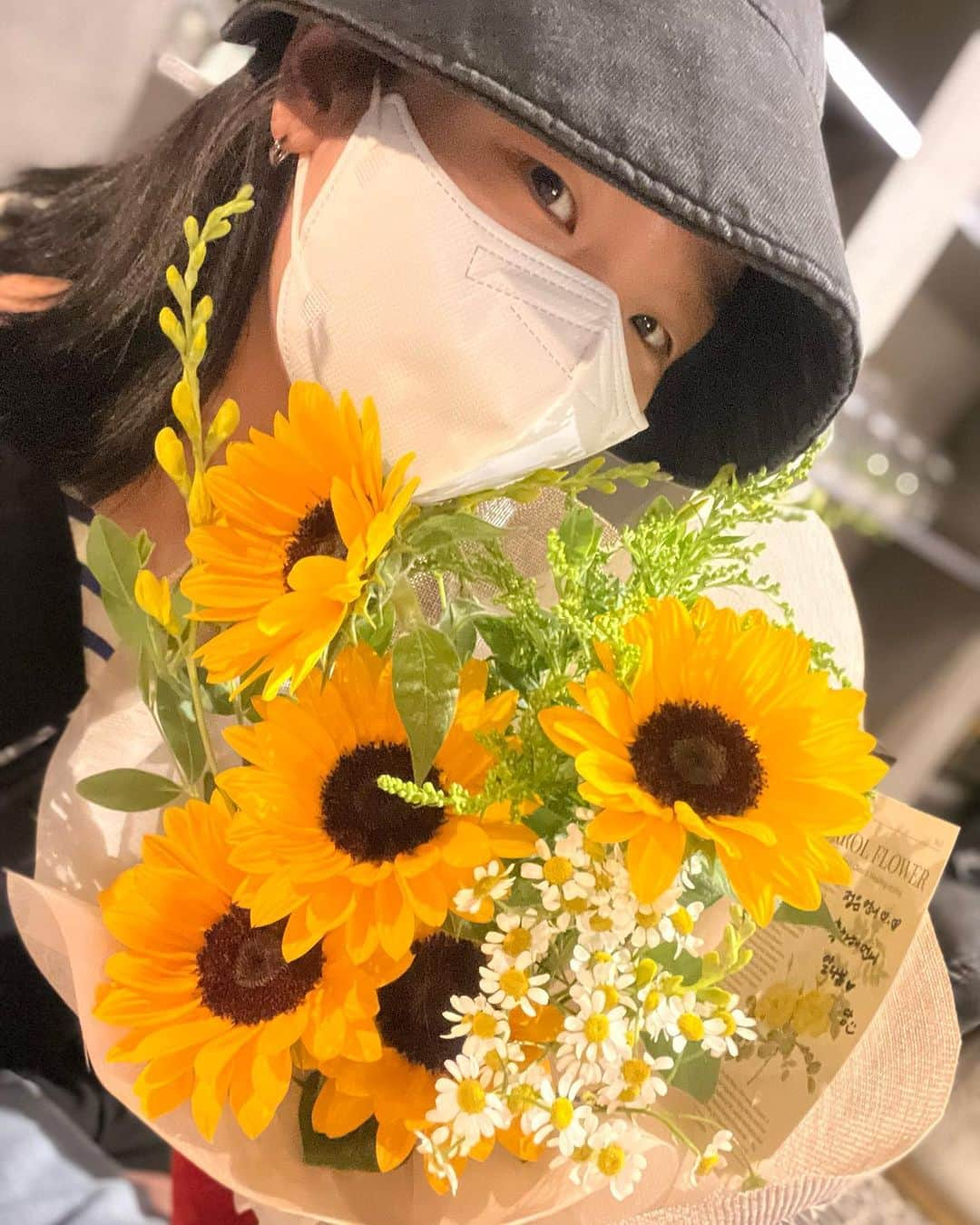 パク・ソダムさんのインスタグラム写真 - (パク・ソダムInstagram)「언니덕분에💛 행복했어🌼🌿 고마워🌻 축하해울온니🫶 #이정은 #오마주 📽🎞📷📝🎬🎩」5月30日 7時07分 - imsodamm