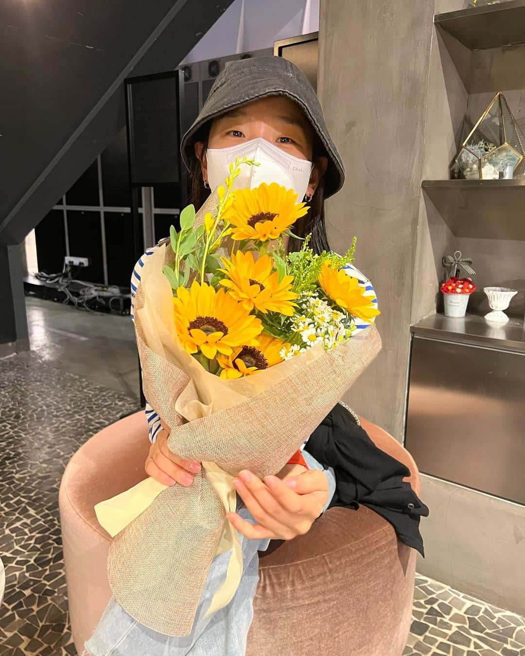 パク・ソダムさんのインスタグラム写真 - (パク・ソダムInstagram)「언니덕분에💛 행복했어🌼🌿 고마워🌻 축하해울온니🫶 #이정은 #오마주 📽🎞📷📝🎬🎩」5月30日 7時07分 - imsodamm