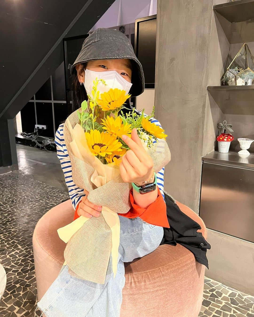 パク・ソダムさんのインスタグラム写真 - (パク・ソダムInstagram)「언니덕분에💛 행복했어🌼🌿 고마워🌻 축하해울온니🫶 #이정은 #오마주 📽🎞📷📝🎬🎩」5月30日 7時07分 - imsodamm