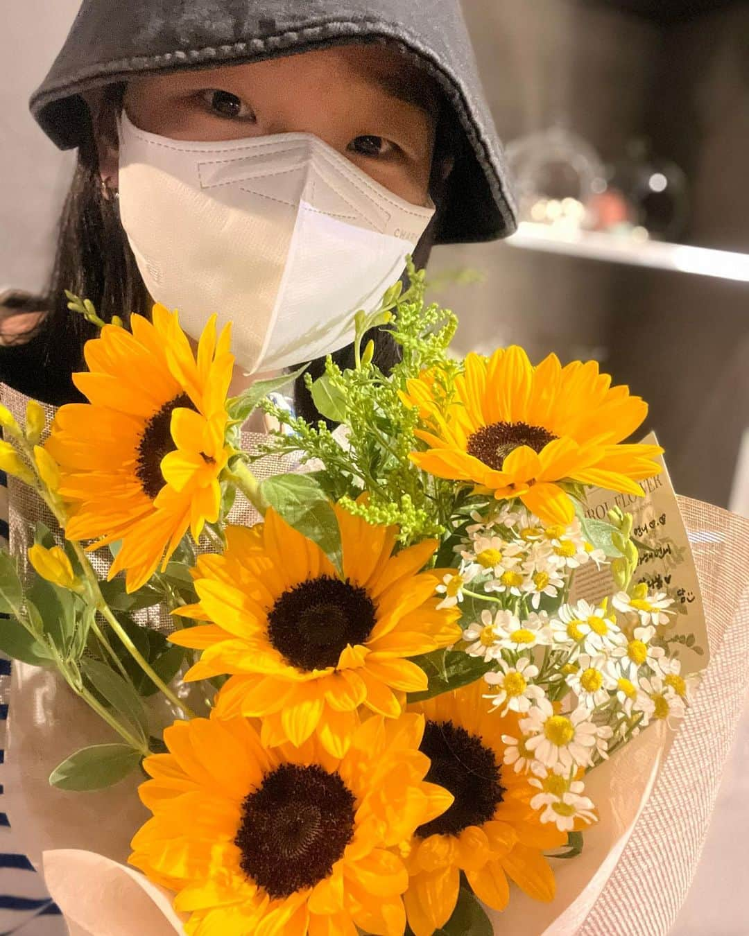 パク・ソダムさんのインスタグラム写真 - (パク・ソダムInstagram)「언니덕분에💛 행복했어🌼🌿 고마워🌻 축하해울온니🫶 #이정은 #오마주 📽🎞📷📝🎬🎩」5月30日 7時07分 - imsodamm