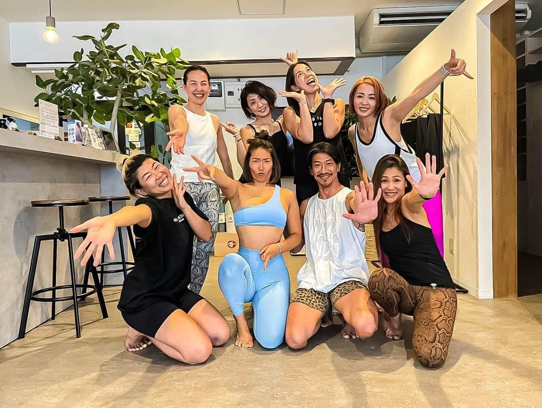 大下瞳美さんのインスタグラム写真 - (大下瞳美Instagram)「surYOGA presents✨  KAZUYAYOGA WS2日間お疲れ様でした！！！  スアヨガが唯一お呼びする貴重な先生👨‍🏫  毎回生徒さんの顔に笑顔が溢れ心が朗らかになって帰っていくのが目視でわかります。  日本にはたくさん素敵な先生がおられますが、和也先生はいつも第1に私達や生徒さん達の事を考えて行動してくれる先生です。  いつもいつも笑顔でいてくれる先生に癒されっぱなしの2日間でした！  次回は10月です！！ お楽しみに🧡  Thank you sooooo much!!!! @kazuyayanagimoto   #ヨガ#ヨガインストラクター#ヨガ講師#ヨガジョ #ヨガワークショップ#広島#広島ヨガ#ヨガポーズ #ヨガレッスン#柳本和也 #yogalife#yoga teacher#yogamovement #yogapose #yogaws #yogalovers #yogajapan #yogaeverywhere #hotyoga#suryoga#suryogahiroshima」5月30日 7時30分 - hitomiooshita