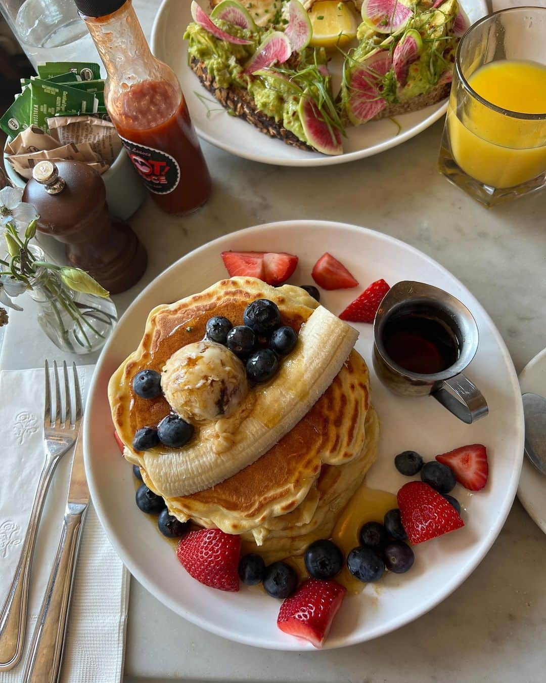 瀬戸あゆみさんのインスタグラム写真 - (瀬戸あゆみInstagram)「Breakfast in Brooklyn☀️🥞🍓🫐  もうBrooklynなんて遠い昔のことに感じる、、、😊 Brooklynにはたくさんだいすきなお店があるんです。 どうやってみんなに伝えればいい？ 投稿なのかストーリーズなのかYouTubeなのか。。  ひとまず @fiveleavesny で朝ごはんを食べているところを。 ここのパンケーキを食べるとNYに来た感じがする。  コーディネートはすけすけのレースブラウスの中に総柄のキャミソール。どちらも @dear_sisterhood で発売中です🌼 バッグとシューズは @miumiu 🌸 ネックレスは @princessmei がコラボでデザインしたもの。華奢な感じと色づかいがMeiらしくてかわいい💕  #ayumi_journey  #ayumi_outfit  #dearsisterhood」5月30日 7時51分 - setoayumi