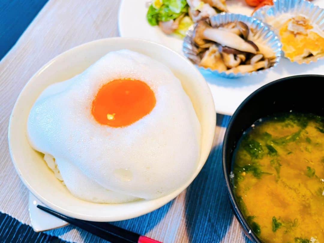 平愛梨さんのインスタグラム写真 - (平愛梨Instagram)「朝ごはん😉🍚  私は卵かけご飯!を食べれなかった。  夫と一緒にスーパーでお買い物した時「これで卵かけご飯やってみるわ」と美味しそうな卵をカゴに入れた夫😊  夫の朝食準備をしながら私はあることを思い出した‼︎  もしツアのロケで江ノ電を見ながら卵かけご飯が食せる朝ごはんのお店‼️  もぅ何年も前に食べた卵かけご飯‼︎  初めて食べた卵かけご飯の味があまりにも美味しすぎて記憶が蘇った😍  鎌倉「ヨリドコロ」だ‼️  食感がふわふわで黄身と白身が合わさって本当においしかったことを今でもしっかり味が記憶してる✨  それを思い出しながら夫にもやってみよう‼︎と思ってこの話をしてみた🤩  「あーそー🤩」と聞いてくれてる夫😍  「やってみる⁈」と聞いたら「いや、普通でいいよ」って🤪  ズコッ🤪 ドケッ🙃 ガビンッ🤪  私のプレゼン(説明)が下手だったのか🙃💦  (夫にはいつか鎌倉で食べてもらいたい🙏)  そんなこんなで卵かけご飯苦手なのに自分に作った😁  これなら食べれる😭嬉ッ)  朝から幸せを感じた🥰  「今日も頑張ろう💪」って思えた私の朝ごはん🤩  しばらくハマりそう🙈♡ #平飯#卵かけご飯#朝食#おかずは#昨夜の残り物#朝から幸せ#しかし#夫は#目利きがすごい#影響力半端な#私も随分かわっちまったよ#嬉しい悲鳴　ってか#グッワハハハハハハハッ#😅」5月30日 8時10分 - harikiri_tairi