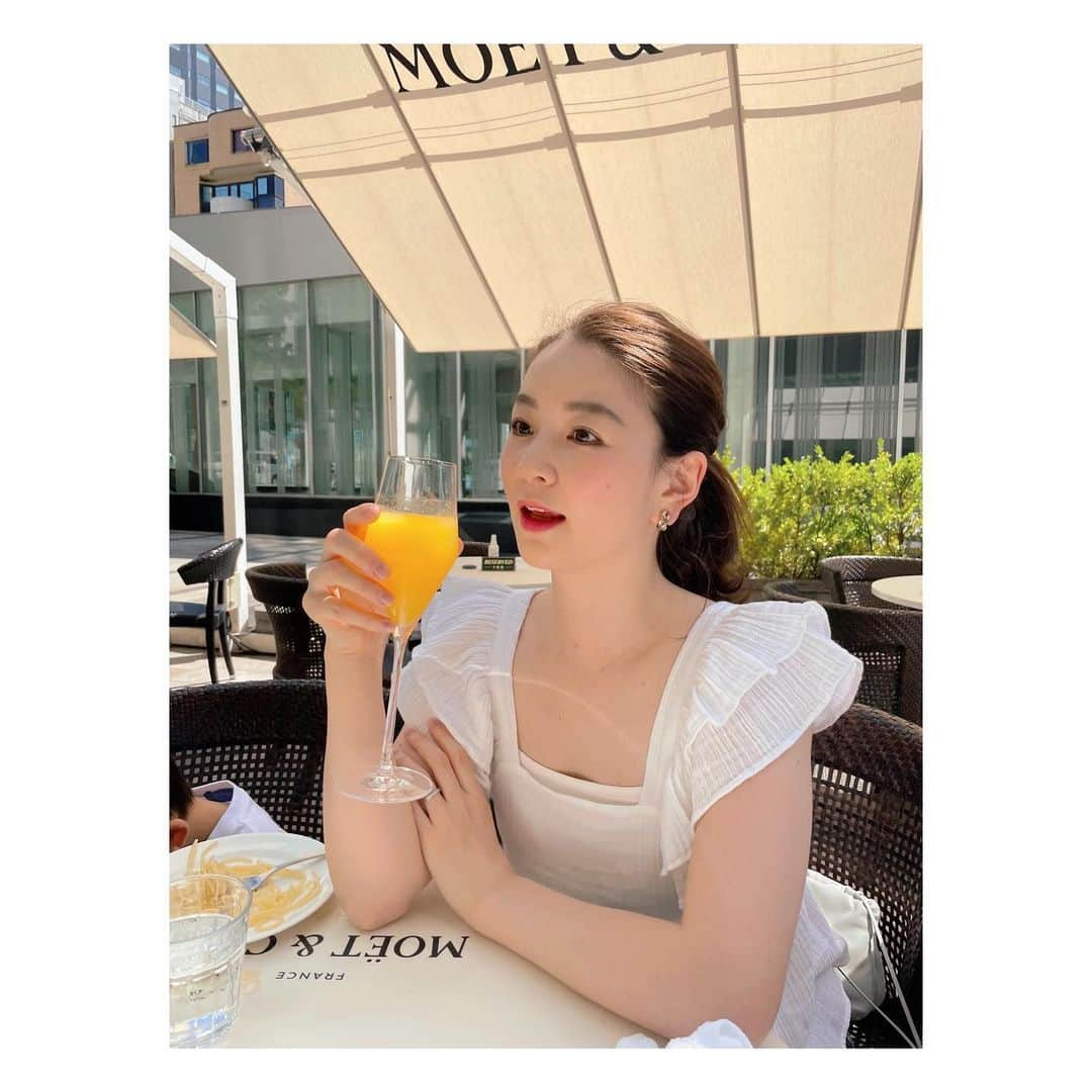 秋元玲奈さんのインスタグラム写真 - (秋元玲奈Instagram)「真夏の様な日曜日☀️ 散歩→ランチ🍔 日光を沢山浴び、子供達夜は沢山寝てくれて、母は嬉しい🙆‍♀️☀️☀️  #3兄弟 #3兄弟ママ #双子 #双子ママ #日光浴 #momsfashion  トップス#anaak  デニム#redone  バッグ#therow」5月30日 8時41分 - rena_akimoto