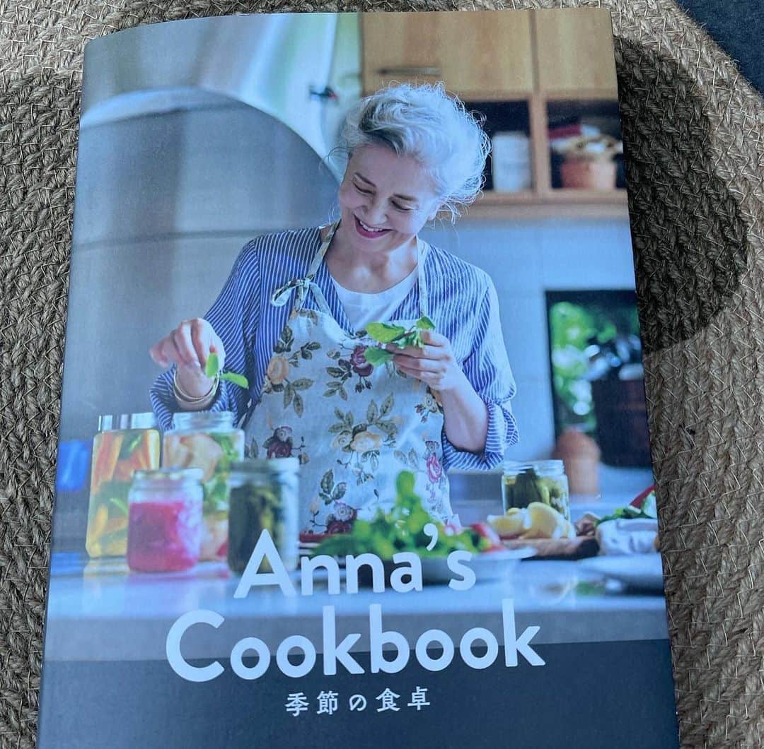 結城アンナさんのインスタグラム写真 - (結城アンナInstagram)「👩🏼‍🍳椎茸&ポテトのソテーをフムスやペストと組み合わせたワンプレート🍽ソテーやローストや炒め物の時にはピュアオリーブ🫒オイルを使っています。日本小豆島で作られている美味しいオリーブオイル🫒たっぷりと800g入りのオリーブグリーンのオシャレな缶に入っています❣️ 🖋📖フムス&ペストジェノベーゼのレシピは「Anna's Cookbook季節の食卓」pgs.10&15にものっています👵🏻🫱🏼 Sautéed shiitake mushrooms & potatoes with hummus & pesto🍽I use this delicious pure olive oil for frying & roasting. It is made in Japan, from olives grown here on Shodoshima island, and comes in a cute 800 gram olive green colored can💕  オリーブ島の自然農園 井上誠耕園　Inoue Seikoen https://www.inoueseikoen.co.jp ➰0120-75-0213  🕊Peace & Kindness🕊  ✨May all your dreams come true✨  #oliveoil #shodoshima #inoueseikoen #inoueseikouenolivegarden #野菜 #野菜レシピ #annascookbook_kisetsu #レシピ  #椎茸 #フムス #フムスレシピ #ペストジェノベーゼ #健康レシピ #健康食」5月30日 10時28分 - ayukihouse