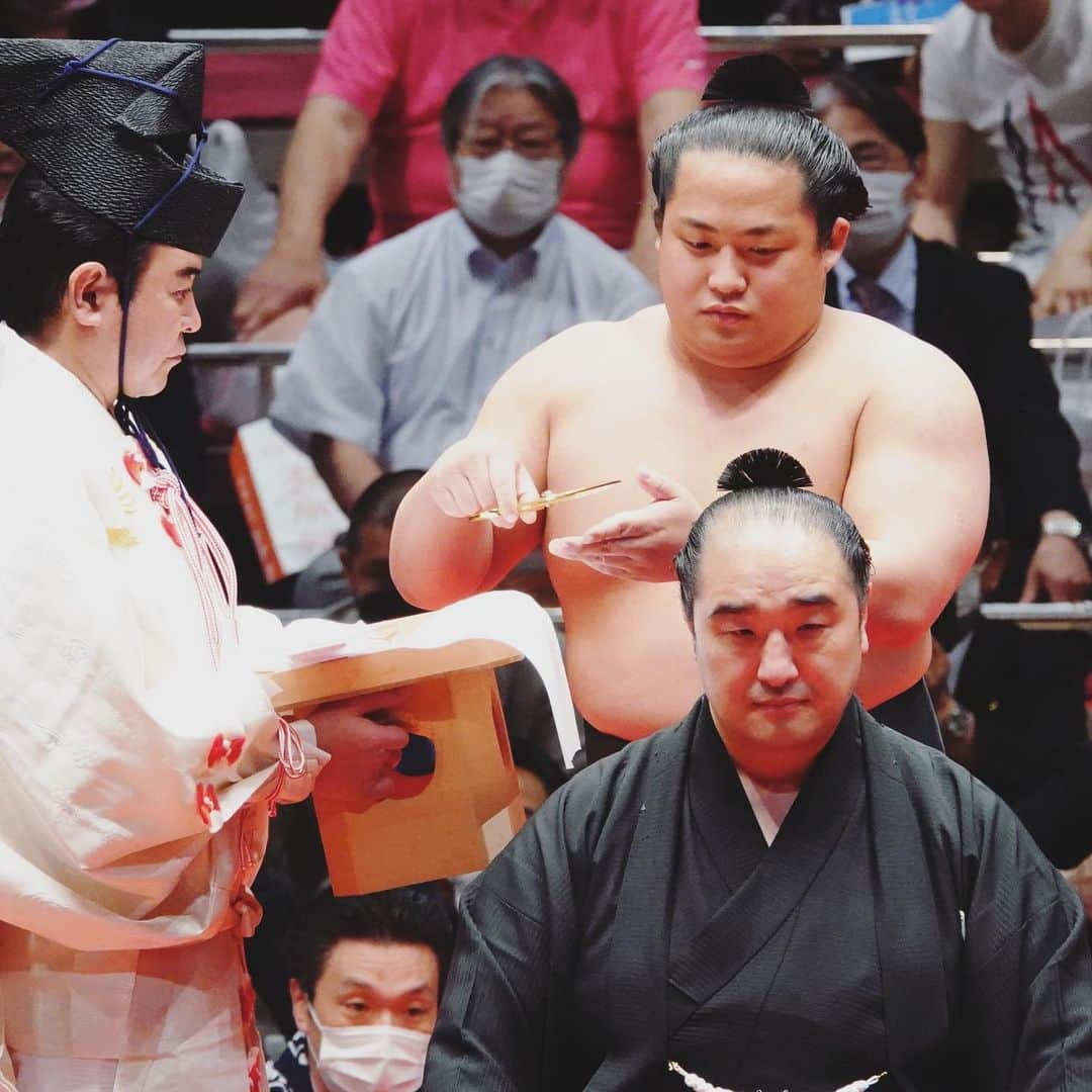 日本相撲協会さんのインスタグラム写真 - (日本相撲協会Instagram)「安美錦引退安治川襲名披露大相撲  断髪式  横綱照ノ富士との固い握手 伊勢ヶ濱部屋関取衆も大銀杏にハサミを入れます 父清克さんのハサミ 涙を拭う安治川親方 止めバサミは師匠の伊勢ヶ濱親方です  引退から約3年、 長い相撲人生を共に歩んだマゲに別れを告げました  #sumo #相撲 #安美錦 #安治川 #横綱 #断髪式 #大銀杏 #マゲ #ハサミ #伊勢ヶ濱親方 #楯山親方 #父  #照ノ富士 #宝富士 #照強 #翠富士 #錦富士 #熱海富士 #伊勢ヶ濱部屋 #japan #japanmovie」5月30日 11時35分 - sumokyokai