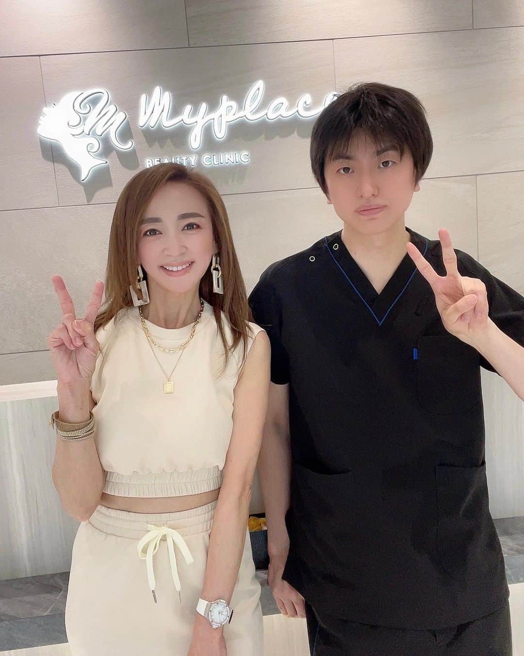 Akiさんのインスタグラム写真 - (AkiInstagram)「周りのキレイな人は必ず受けている 糸リフトの名医 南先生の「マイプレイス式スレッド」を 受けてきたよ🤍 @minamibiyogeka   南先生は形成外科専門医&大手美容外科 小顔症例数 西日本No.1に輝いた まさに糸リフトの神様✨✨  他にもバスト•二重•クマ取り•鼻など5部門で 症例数 西日本No.1という経歴の持ち主だから 南先生の手にかかると必ずキレイになれる🌿  だから今年の糸リフトは絶対南先生にしてもらおうと 決めていました。  南先生の糸リフトはフェイスラインが とにかく引き上がってキレイな輪郭になれる✨  もちろんカウンセリングで丁寧にどこをどれくらい 引き上げたいかも相談にのってくれるよ😊  施術時間はたったの20分ほど。 笑気麻酔と局所麻酔のW効果で、 痛みなしであっという間に終わったよ🍀  針穴も全く目立たないから本当に神業❣️  腫れも最小限で、翌日は仕事だったけど職場では全く バレずに、最近の1番の悩みだったフェイスラインの たるみが一瞬で解消されたよ💕 頬骨の位置も上がって若返り効果も✨✨  @myplacebeautyclinic はスキンケアから点滴、 脱毛、レーザー治療、痩身治療、 そして外科的手術まで全ての美容が完結する 美のトータルクリニック🌿  美容医療の神様 南先生の施術がお得に受けられる キャンペーンも多数されているので、 悩みを相談したい方はぜひ足を運んでみてね♡ カウンセリングは無料です。  #マイプレイスビューティークリニック#マイプレイス#糸リフト #スレッドリフト#リフトアップ#小顔#たるみ#大阪#心斎橋#関西#美容外科 #美容整形外科#美容クリニック#美容皮膚科#美容医療#整形#プチ整形#形成外科専門医#南享介#美肌#美肌ケア#美容女子#アンチエイジング#エイジングケア#若返り#美活#肌活 #myplacebeautyclinic#beauty #antiageing」5月30日 11時48分 - aki_0624