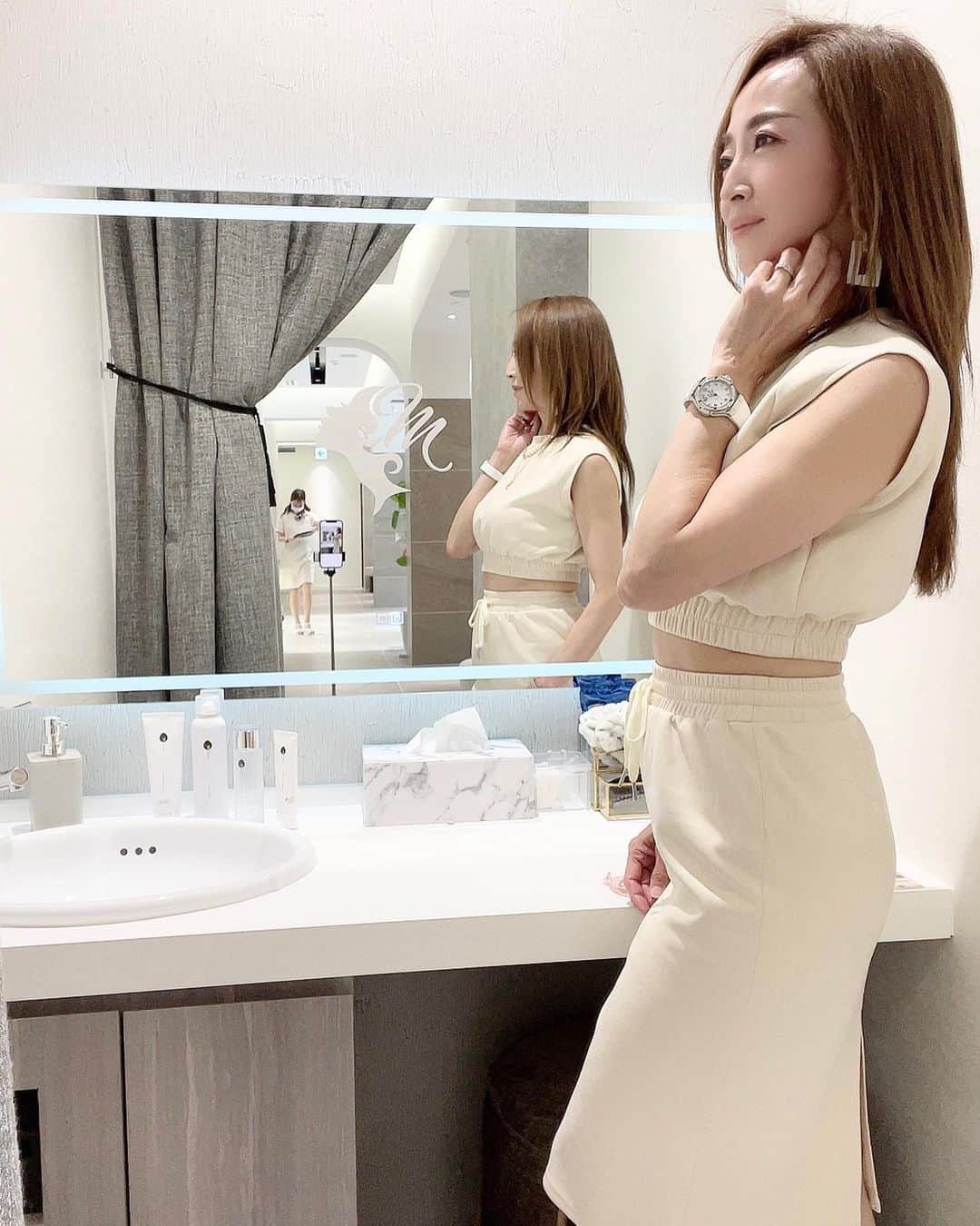 Akiさんのインスタグラム写真 - (AkiInstagram)「周りのキレイな人は必ず受けている 糸リフトの名医 南先生の「マイプレイス式スレッド」を 受けてきたよ🤍 @minamibiyogeka   南先生は形成外科専門医&大手美容外科 小顔症例数 西日本No.1に輝いた まさに糸リフトの神様✨✨  他にもバスト•二重•クマ取り•鼻など5部門で 症例数 西日本No.1という経歴の持ち主だから 南先生の手にかかると必ずキレイになれる🌿  だから今年の糸リフトは絶対南先生にしてもらおうと 決めていました。  南先生の糸リフトはフェイスラインが とにかく引き上がってキレイな輪郭になれる✨  もちろんカウンセリングで丁寧にどこをどれくらい 引き上げたいかも相談にのってくれるよ😊  施術時間はたったの20分ほど。 笑気麻酔と局所麻酔のW効果で、 痛みなしであっという間に終わったよ🍀  針穴も全く目立たないから本当に神業❣️  腫れも最小限で、翌日は仕事だったけど職場では全く バレずに、最近の1番の悩みだったフェイスラインの たるみが一瞬で解消されたよ💕 頬骨の位置も上がって若返り効果も✨✨  @myplacebeautyclinic はスキンケアから点滴、 脱毛、レーザー治療、痩身治療、 そして外科的手術まで全ての美容が完結する 美のトータルクリニック🌿  美容医療の神様 南先生の施術がお得に受けられる キャンペーンも多数されているので、 悩みを相談したい方はぜひ足を運んでみてね♡ カウンセリングは無料です。  #マイプレイスビューティークリニック#マイプレイス#糸リフト #スレッドリフト#リフトアップ#小顔#たるみ#大阪#心斎橋#関西#美容外科 #美容整形外科#美容クリニック#美容皮膚科#美容医療#整形#プチ整形#形成外科専門医#南享介#美肌#美肌ケア#美容女子#アンチエイジング#エイジングケア#若返り#美活#肌活 #myplacebeautyclinic#beauty #antiageing」5月30日 11時48分 - aki_0624