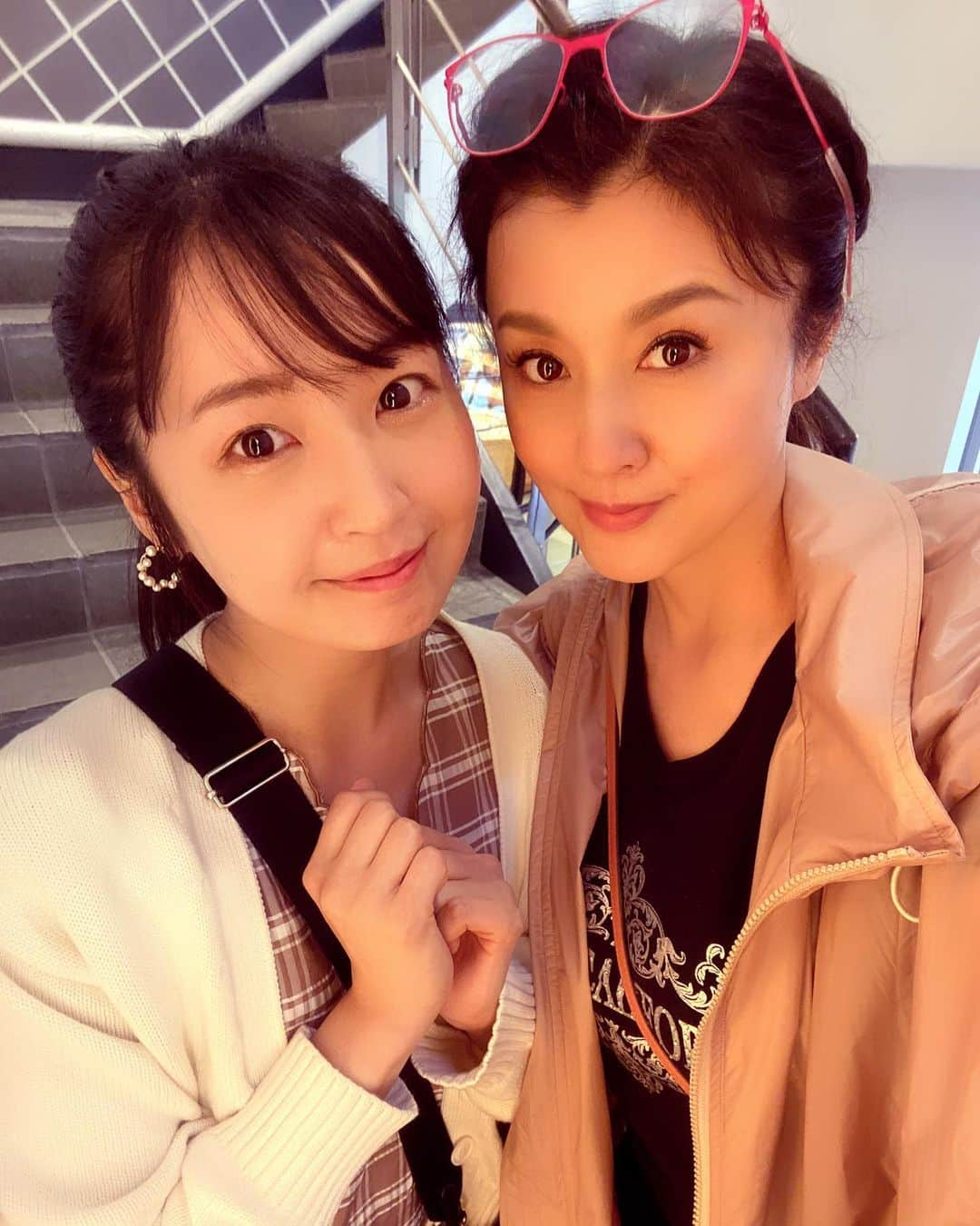 藤原紀香さんのインスタグラム写真 - (藤原紀香Instagram)「先日、可愛いさりなちゃんとデート👭同じく『毒薬と老嬢』でご一緒した我善導さんの舞台を共に観劇。〝？人のおもしろがれない大人たち〟たくさん笑わせていただき、かつ、テーマ的にタイムリーでいろんなこと考えさせられました✨何があっても生きていてほしい...本当にそうだ！  #惣田紗莉渚 #デート #dating #毒薬と老嬢  元 #ske48  #我善導をおもしろがる会 #？人のおもしろがれない大人たち  #生と死 を考える #密室劇   @hikarimirai_beauty #ヒカリミライ   #コントラストクッションファンデーション 23 #イルミネイト クリームチークス RS01  #アイシャドウ は #イルミネイトアイズ OR-01  #美容液 #リンクルイノベーションセラム」5月30日 12時02分 - norika.fujiwara.official