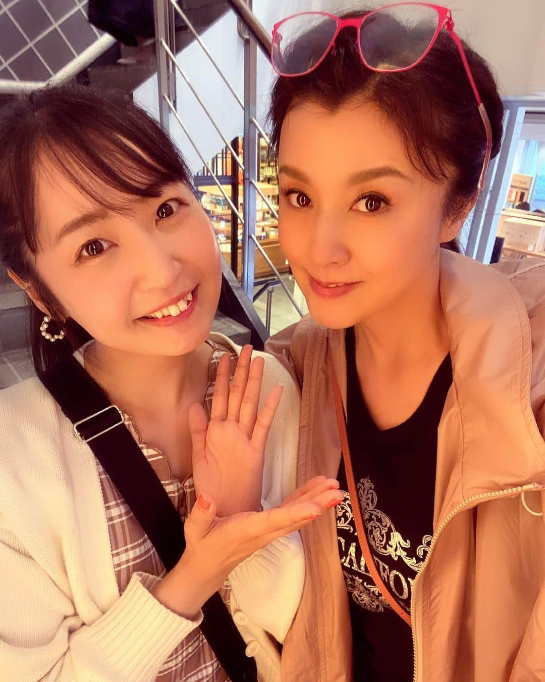 藤原紀香さんのインスタグラム写真 - (藤原紀香Instagram)「先日、可愛いさりなちゃんとデート👭同じく『毒薬と老嬢』でご一緒した我善導さんの舞台を共に観劇。〝？人のおもしろがれない大人たち〟たくさん笑わせていただき、かつ、テーマ的にタイムリーでいろんなこと考えさせられました✨何があっても生きていてほしい...本当にそうだ！  #惣田紗莉渚 #デート #dating #毒薬と老嬢  元 #ske48  #我善導をおもしろがる会 #？人のおもしろがれない大人たち  #生と死 を考える #密室劇   @hikarimirai_beauty #ヒカリミライ   #コントラストクッションファンデーション 23 #イルミネイト クリームチークス RS01  #アイシャドウ は #イルミネイトアイズ OR-01  #美容液 #リンクルイノベーションセラム」5月30日 12時02分 - norika.fujiwara.official