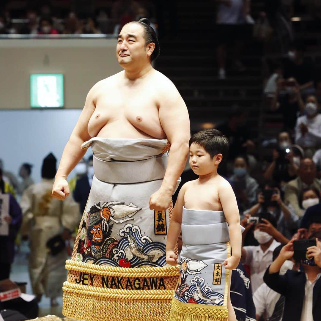 日本相撲協会さんのインスタグラム写真 - (日本相撲協会Instagram)「安美錦引退安治川襲名披露大相撲  息子さんとお揃いの化粧まわしでの、最後の土俵入り、 関取衆との記念写真などをご紹介！ 引退から約3年、 長い相撲人生を共に歩んだマゲに別れを告げました  #sumo #相撲 #安美錦 #安治川 #横綱 #断髪式 #大銀杏 #最後の #マゲ姿 #お子さんと一緒に #土俵入り #綱締め  #照ノ富士 #宝富士 #照強 #翠富士 #錦富士 #熱海富士 #伊勢ヶ濱部屋 #japan #japanmovie」5月30日 12時13分 - sumokyokai