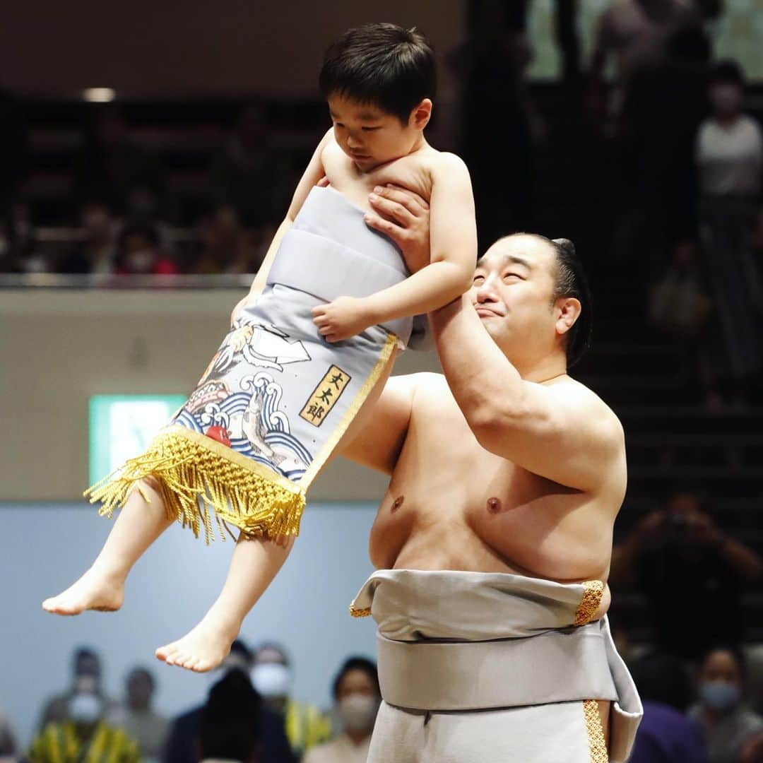 日本相撲協会さんのインスタグラム写真 - (日本相撲協会Instagram)「安美錦引退安治川襲名披露大相撲  息子さんとお揃いの化粧まわしでの、最後の土俵入り、 関取衆との記念写真などをご紹介！ 引退から約3年、 長い相撲人生を共に歩んだマゲに別れを告げました  #sumo #相撲 #安美錦 #安治川 #横綱 #断髪式 #大銀杏 #最後の #マゲ姿 #お子さんと一緒に #土俵入り #綱締め  #照ノ富士 #宝富士 #照強 #翠富士 #錦富士 #熱海富士 #伊勢ヶ濱部屋 #japan #japanmovie」5月30日 12時13分 - sumokyokai