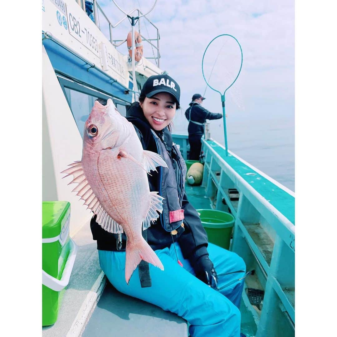 水崎綾女さんのインスタグラム写真 - (水崎綾女Instagram)「🎣🎣🎣  真鯛釣り。海老で鯛を釣った。  いつもルアーとタイラバだけど今回は初の餌釣りだったのに、凪すぎて皆全然釣れずでした。  よーーーし‼︎リベンジだ！！ 私はイカ🦑を釣りたいのじゃ。  #🎣 #釣り #釣りガール  #釣り女子 #つり #🐟  #fishing #fishinglife #漁港 #港 #鯛 #真鯛 #海老で鯛を釣る」5月30日 16時12分 - misakiayame