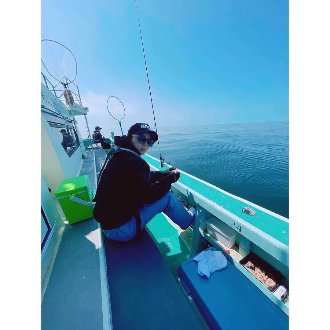 水崎綾女さんのインスタグラム写真 - (水崎綾女Instagram)「🎣🎣🎣  真鯛釣り。海老で鯛を釣った。  いつもルアーとタイラバだけど今回は初の餌釣りだったのに、凪すぎて皆全然釣れずでした。  よーーーし‼︎リベンジだ！！ 私はイカ🦑を釣りたいのじゃ。  #🎣 #釣り #釣りガール  #釣り女子 #つり #🐟  #fishing #fishinglife #漁港 #港 #鯛 #真鯛 #海老で鯛を釣る」5月30日 16時12分 - misakiayame