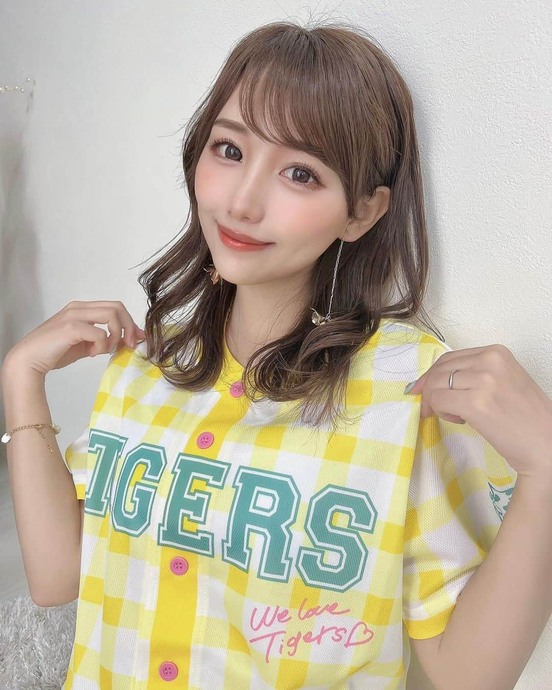 加藤里奈さんのインスタグラム写真 - (加藤里奈Instagram)「⋆  このユニフォーム可愛すぎない？🥺🤍  6/26 (日)に阪神甲子園球場で 阪神タイガースの女性ファン向けイベント꒰  TORACO ꒱が開催されるよ🤭  試合開始2時間後までに入場券を持ってる女性は、このギンガムチェックユニフォームがもらえます🐯🤍  @toraco_tigers   #PR #TORACO #TORACODAY #阪神タイガース #野球観戦 #トラコ   https://hanshintigers.jp/toraco/toracoday2022/」5月30日 17時05分 - katoco0326