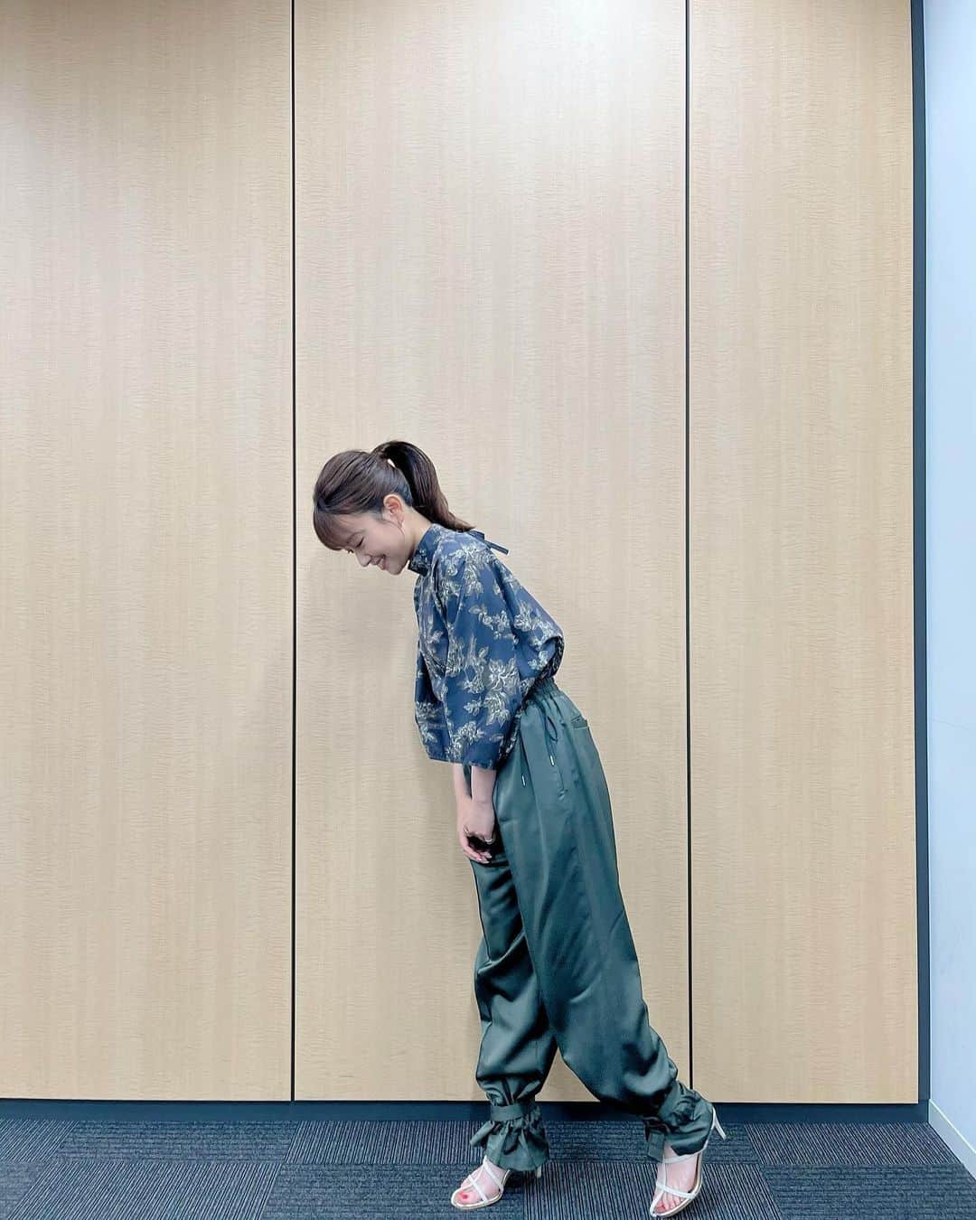中川絵美里さんのインスタグラム写真 - (中川絵美里Instagram)「👗  足首の絞りが可愛かった衣装。  tops&bottom @lenz_lupe   #取材#衣装」5月30日 17時43分 - emiri_nakagawa
