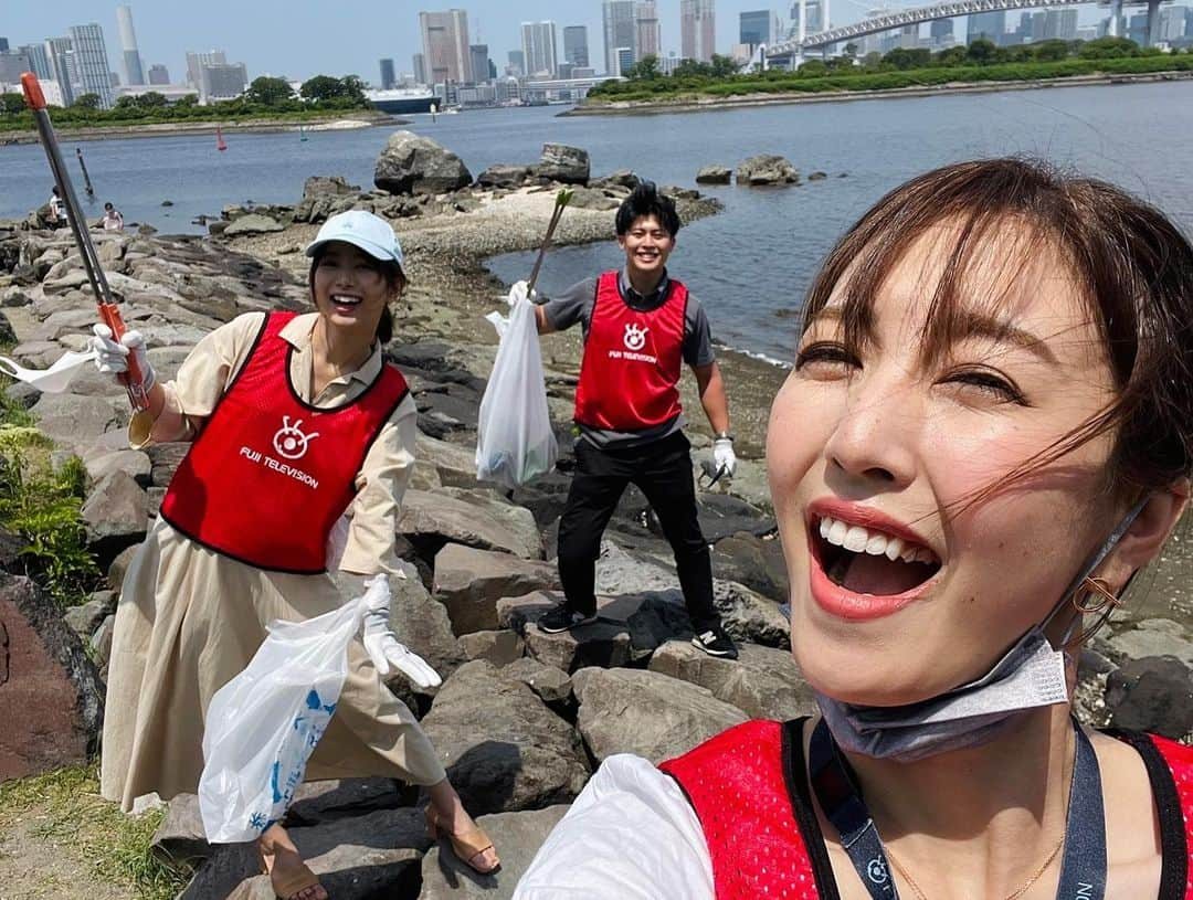 フジテレビアナウンサーさんのインスタグラム写真 - (フジテレビアナウンサーInstagram)「海老原優香です！  今日5月30日はご(5)み(3)ゼロ(0) #ごみゼロの日  サザエさんと一緒に、 お台場の清掃活動を行ないました。  一見綺麗に見えていても、ペットボトルやタバコの吸い殻などがあちらこちらに落ちていました。  捨てるのは一瞬でも、 拾うのは人手も時間もかかります。  朝からゴミ拾い、 街も気持ちもすっきりしました☺️  #楽しくアクションSDGs #フジテレビ#アナウンサー (左上から) #遠藤玲子 #岸本理沙 #海老原優香　@ebioffi  #榎並大二郎 @enami_daijiro  #勝野健 #小澤陽子 @yoko.ozawa729  #内田嶺衣奈　@reina.uchida   海浜公園を中心に全部で70リットルのゴミ袋9個分、 壊れた傘4本などを回収しました！」5月30日 18時38分 - fujitv_announcer