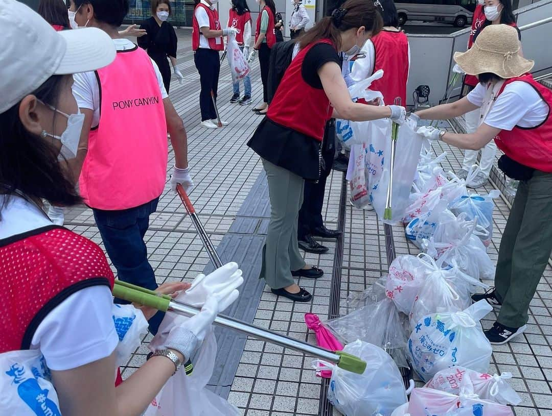 フジテレビアナウンサーさんのインスタグラム写真 - (フジテレビアナウンサーInstagram)「海老原優香です！  今日5月30日はご(5)み(3)ゼロ(0) #ごみゼロの日  サザエさんと一緒に、 お台場の清掃活動を行ないました。  一見綺麗に見えていても、ペットボトルやタバコの吸い殻などがあちらこちらに落ちていました。  捨てるのは一瞬でも、 拾うのは人手も時間もかかります。  朝からゴミ拾い、 街も気持ちもすっきりしました☺️  #楽しくアクションSDGs #フジテレビ#アナウンサー (左上から) #遠藤玲子 #岸本理沙 #海老原優香　@ebioffi  #榎並大二郎 @enami_daijiro  #勝野健 #小澤陽子 @yoko.ozawa729  #内田嶺衣奈　@reina.uchida   海浜公園を中心に全部で70リットルのゴミ袋9個分、 壊れた傘4本などを回収しました！」5月30日 18時38分 - fujitv_announcer