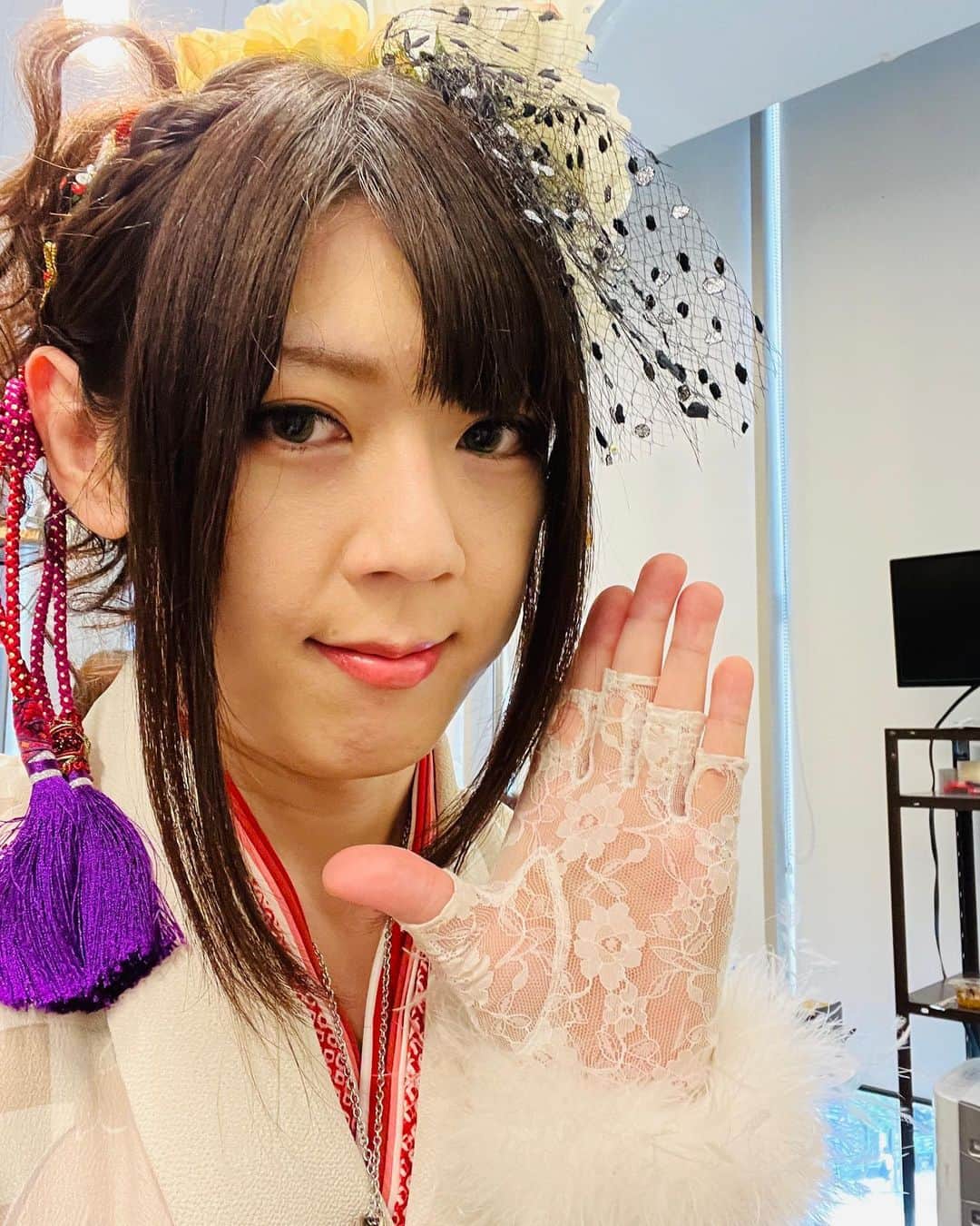 亜沙さんのインスタグラム写真 - (亜沙Instagram)「アコースティックツアーもあっという間に終わってしまって、若干のロス感があります。笑 今回もグッズも可愛い感じでしたがACで作ったショルダーポーチ我ながら本当に可愛い！手に入れた方もヘビーユーズしてくださいね。白袴に合わせて白いグローブを装備したんだけど、ツアーファイナル後は成仏致しました。  #亜沙　#和楽器バンド　#袴 #automatacrown #ショルダーポーチ #財布にもなります #アコースティックライブ #千秋楽 #５月も終わり #最近めちゃ暑い」5月30日 19時08分 - asa.bassist