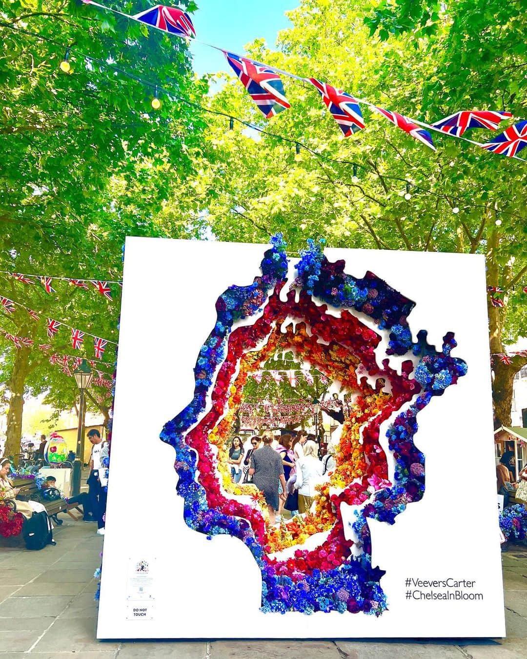 あやてん（島田彩加）さんのインスタグラム写真 - (あやてん（島田彩加）Instagram)「🇬🇧  ロンドンのチェルシー地区で毎年開催されている #chelseainbloom に行ってきました💐  あちこちに生花で装飾がされてあってめちゃくちゃ綺麗だった〜🌷🌷  今年はエリザベス女王即位70周年を祝うデザインのものが多かった👑  女王の愛犬のコーギーモチーフのお花のオブジェ可愛かったなあ🫶  #chelseainbloom2022  #flowershow」5月30日 19時45分 - ayatenchann