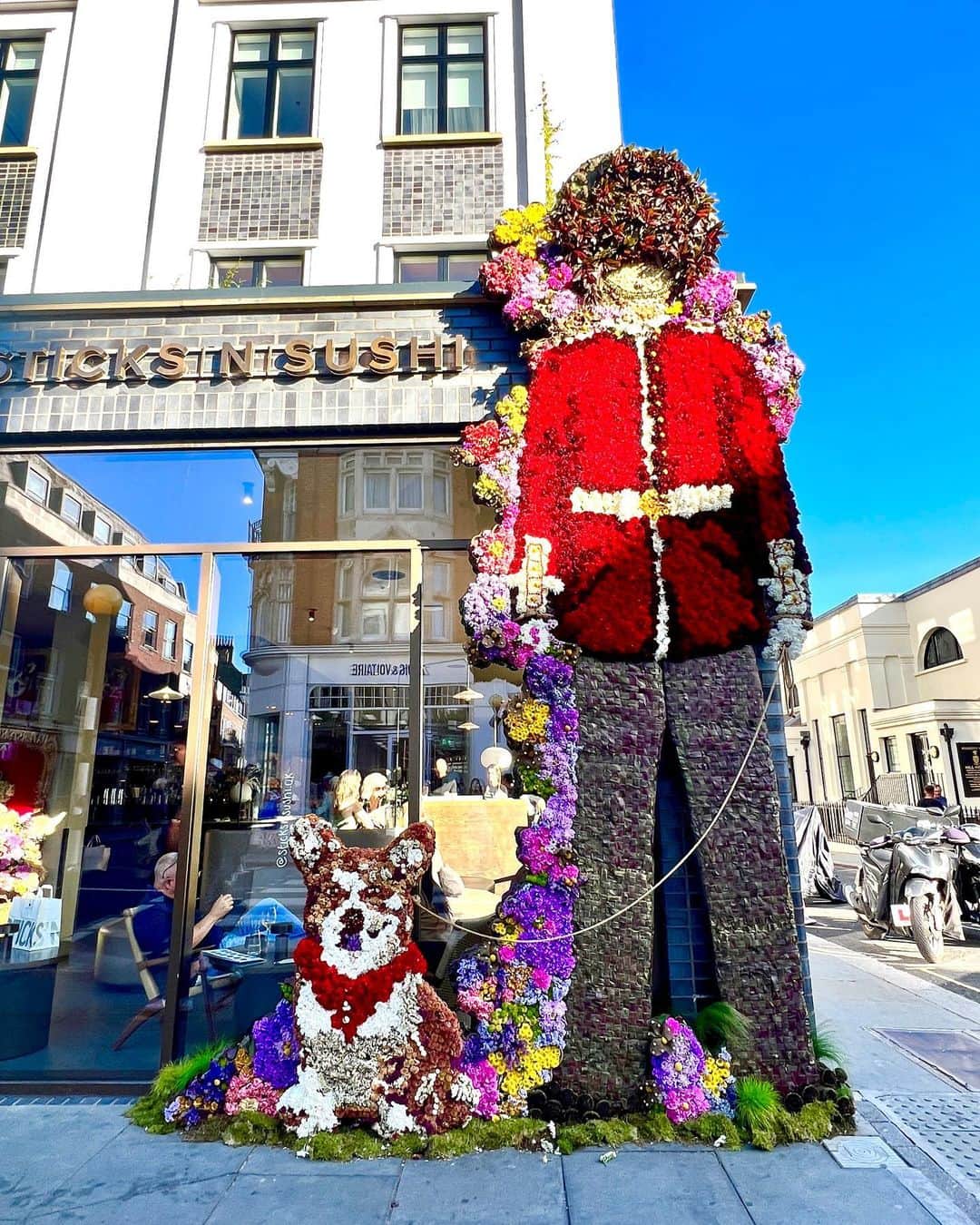 あやてん（島田彩加）さんのインスタグラム写真 - (あやてん（島田彩加）Instagram)「🇬🇧  ロンドンのチェルシー地区で毎年開催されている #chelseainbloom に行ってきました💐  あちこちに生花で装飾がされてあってめちゃくちゃ綺麗だった〜🌷🌷  今年はエリザベス女王即位70周年を祝うデザインのものが多かった👑  女王の愛犬のコーギーモチーフのお花のオブジェ可愛かったなあ🫶  #chelseainbloom2022  #flowershow」5月30日 19時45分 - ayatenchann