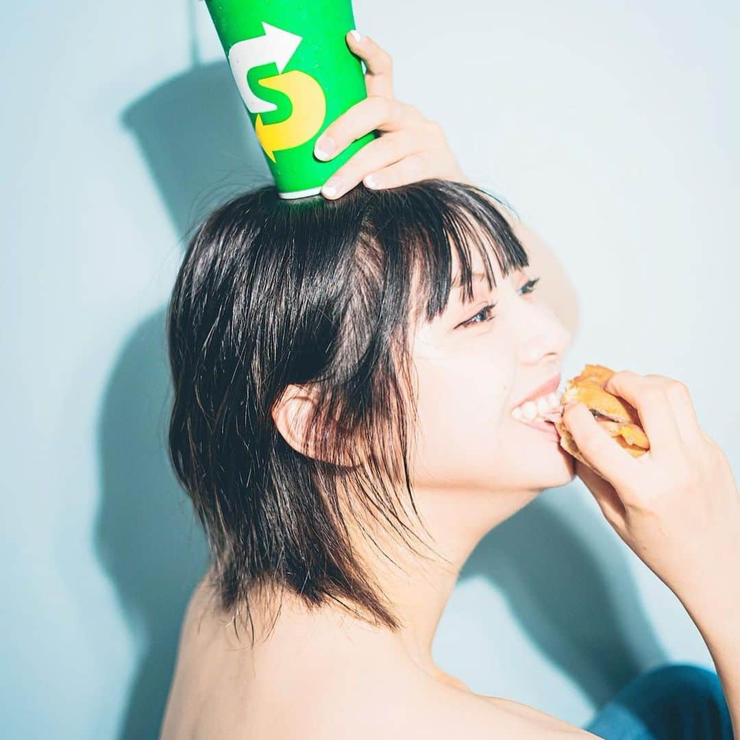 田中美麗さんのインスタグラム写真 - (田中美麗Instagram)「サンドウィッチ食べながら撮影してきた😂🥪  基本こちらもふざけておりました〜  #photography #photo #photographer #photooftheday #japan #instagood #followme #styleinspo #fashionista #makeup #좋아요 #패션 #뷰티 #맞팔 #拍照 #拍攝 #white #bob #ショートヘア #黒髪 #作品撮り #fashion #❤️ #gravure #girl #japanesegirl #サンドウィッチ #sandwich #subway #田中美麗」5月30日 20時31分 - mirei_tanaka_