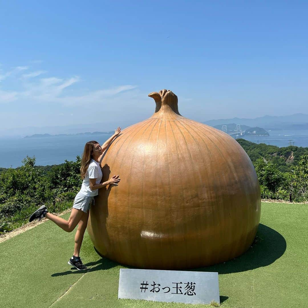 市原彩花さんのインスタグラム写真 - (市原彩花Instagram)「おっ玉葱🧅  a giant onion🧅😂  初めて淡路島に行って来たよ〜！ 海も空も綺麗ですごく癒された💙 淡路島産の玉ねぎが大好きだから、道沿いの農家さんからたくさん買って帰ったよ😚  この巨大玉ねぎは#うずの丘 っていう徳島県と繋がる#大鳴門橋 を見下ろせる道の駅みたいなところにあるよ😊 おっ玉葱の後ろにちょっと橋写ってる😙 ひたすら玉ねぎだらけの施設で笑った😂 レストランも美味しくて眺めよくて、人気スポットな理由がよくわかったよ😊  シンガポール帰って来たけど、日本の写真たくさんあるから載せてきます🤣  #おっ玉葱#淡路島#awaji#onion#japantravel#japantrip#国内旅行#兵庫県#japanesegirl」5月30日 20時33分 - ayaka_ichihara