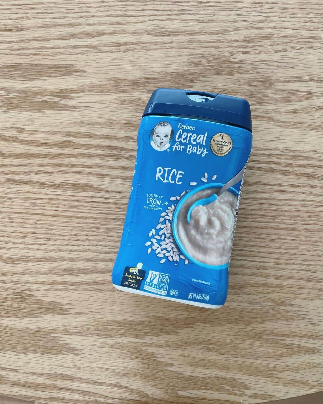 HISANAさんのインスタグラム写真 - (HISANAInstagram)「最近の #すずちゃん離乳食 👶🏼 ハワイで購入した @gerber のライスシリアル🥣 すずちゃんは完母なので鉄分不足が心配なので、最近は10倍がゆのかわりにこちらをあげるように🥄  ライスシリアルは1食分15gに鉄6.75mgが含まれており、1日1食ライスシリアルを取り入れるだけで、必要量の鉄分をすべてカバーできるみたい✨ このライスシリアルは日本の小児科医の先生もおすすめしてるよ🥰  ライスシリアルは母乳かミルクに溶いて与えるということで、粉ミルクを買って開封しても使いきれそうにないので、最初は搾乳して溶いていたんですが、そのためだけに搾乳機除菌したりするのが面倒だったので今は出汁で溶いてます！  こんぶとかつおの合わせ出汁を冷凍ストックして、大さじ1のライスシリアルに対して小さじ4個分の出汁で溶いて、ちょうど10倍がゆぐらいのとろとろ加減☺️  出汁はお豆腐に混ぜたり色々と使えて🙆‍♀️  小松菜やしらすを混ぜたり、ライスシリアル便利で助かってます😆 しらすは嫌いみたいじゃけど🥹  他にも色々ハワイでベビーフード買ってきたんだけど、まだ食べたことない果物と混ざってるものが多かったので、これから果物もトライしてみてアレルギー大丈夫だといいな〜🥰🍌  いろんなハワイのスーパー行ったけど、結局ターゲットがベビーフードもおむつも1番安かったです🙆‍♀️ アラモアナセンターに行ったらぜひターゲットへ☺️  あと質問よくいただくんですが、離乳食のあとは授乳してます🤱🏻 みんなは離乳食のあと授乳してる？🤔  #離乳食初期#完母#完母育児#生後6ヶ月#令和3年ベビー#ライスシリアル#ベビーフード#ごっくん期#女の子ベビー#女の子ママ#ハワイ購入品#東京ママ#東京ママと繋がりたい#食育アドバイザー」5月30日 20時42分 - hisana22