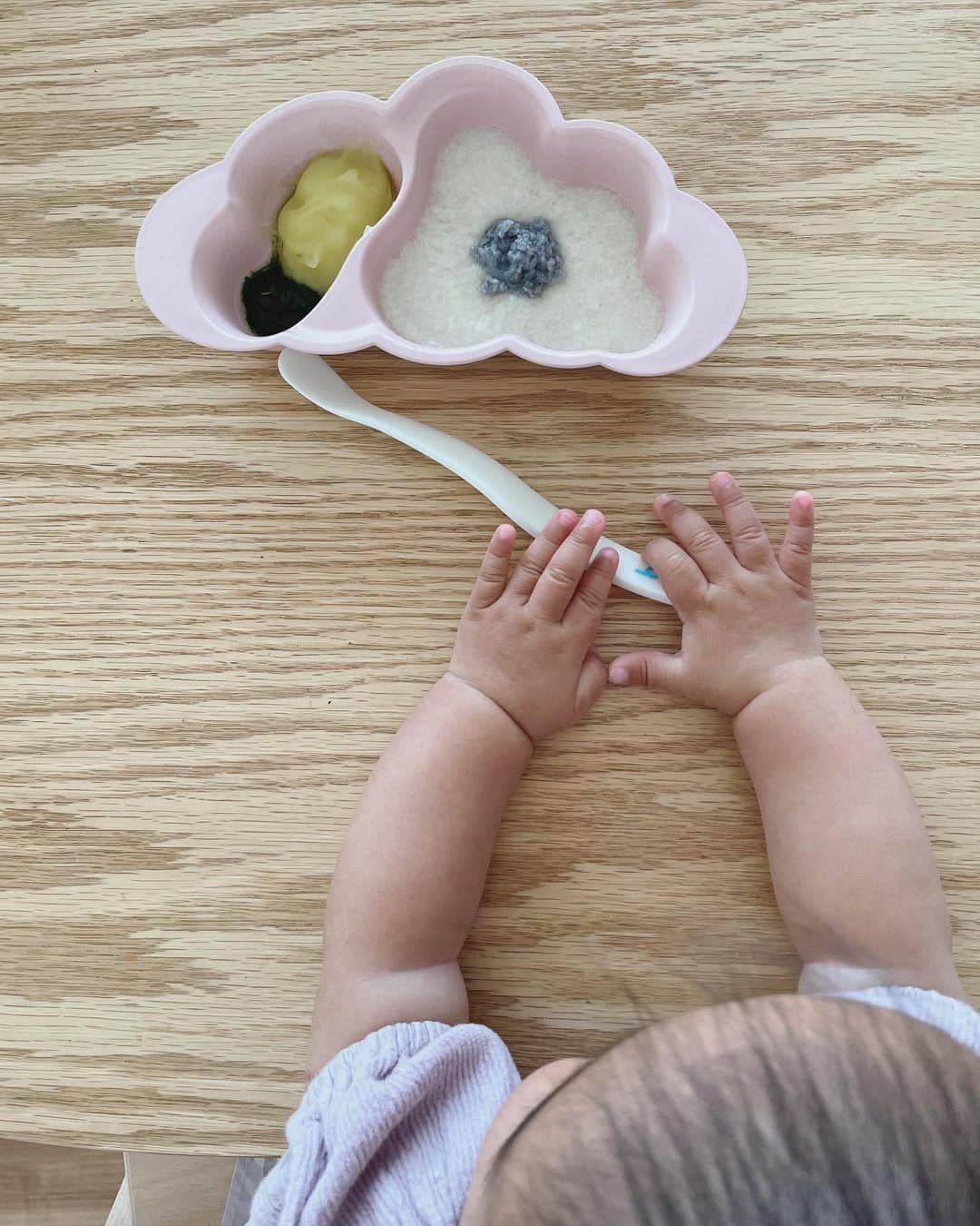 HISANAさんのインスタグラム写真 - (HISANAInstagram)「最近の #すずちゃん離乳食 👶🏼 ハワイで購入した @gerber のライスシリアル🥣 すずちゃんは完母なので鉄分不足が心配なので、最近は10倍がゆのかわりにこちらをあげるように🥄  ライスシリアルは1食分15gに鉄6.75mgが含まれており、1日1食ライスシリアルを取り入れるだけで、必要量の鉄分をすべてカバーできるみたい✨ このライスシリアルは日本の小児科医の先生もおすすめしてるよ🥰  ライスシリアルは母乳かミルクに溶いて与えるということで、粉ミルクを買って開封しても使いきれそうにないので、最初は搾乳して溶いていたんですが、そのためだけに搾乳機除菌したりするのが面倒だったので今は出汁で溶いてます！  こんぶとかつおの合わせ出汁を冷凍ストックして、大さじ1のライスシリアルに対して小さじ4個分の出汁で溶いて、ちょうど10倍がゆぐらいのとろとろ加減☺️  出汁はお豆腐に混ぜたり色々と使えて🙆‍♀️  小松菜やしらすを混ぜたり、ライスシリアル便利で助かってます😆 しらすは嫌いみたいじゃけど🥹  他にも色々ハワイでベビーフード買ってきたんだけど、まだ食べたことない果物と混ざってるものが多かったので、これから果物もトライしてみてアレルギー大丈夫だといいな〜🥰🍌  いろんなハワイのスーパー行ったけど、結局ターゲットがベビーフードもおむつも1番安かったです🙆‍♀️ アラモアナセンターに行ったらぜひターゲットへ☺️  あと質問よくいただくんですが、離乳食のあとは授乳してます🤱🏻 みんなは離乳食のあと授乳してる？🤔  #離乳食初期#完母#完母育児#生後6ヶ月#令和3年ベビー#ライスシリアル#ベビーフード#ごっくん期#女の子ベビー#女の子ママ#ハワイ購入品#東京ママ#東京ママと繋がりたい#食育アドバイザー」5月30日 20時42分 - hisana22