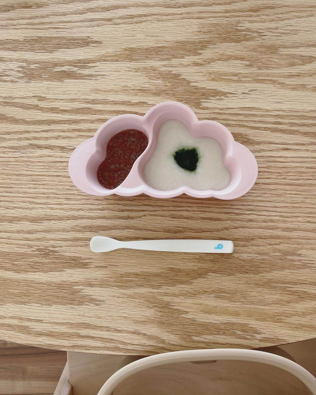 HISANAさんのインスタグラム写真 - (HISANAInstagram)「最近の #すずちゃん離乳食 👶🏼 ハワイで購入した @gerber のライスシリアル🥣 すずちゃんは完母なので鉄分不足が心配なので、最近は10倍がゆのかわりにこちらをあげるように🥄  ライスシリアルは1食分15gに鉄6.75mgが含まれており、1日1食ライスシリアルを取り入れるだけで、必要量の鉄分をすべてカバーできるみたい✨ このライスシリアルは日本の小児科医の先生もおすすめしてるよ🥰  ライスシリアルは母乳かミルクに溶いて与えるということで、粉ミルクを買って開封しても使いきれそうにないので、最初は搾乳して溶いていたんですが、そのためだけに搾乳機除菌したりするのが面倒だったので今は出汁で溶いてます！  こんぶとかつおの合わせ出汁を冷凍ストックして、大さじ1のライスシリアルに対して小さじ4個分の出汁で溶いて、ちょうど10倍がゆぐらいのとろとろ加減☺️  出汁はお豆腐に混ぜたり色々と使えて🙆‍♀️  小松菜やしらすを混ぜたり、ライスシリアル便利で助かってます😆 しらすは嫌いみたいじゃけど🥹  他にも色々ハワイでベビーフード買ってきたんだけど、まだ食べたことない果物と混ざってるものが多かったので、これから果物もトライしてみてアレルギー大丈夫だといいな〜🥰🍌  いろんなハワイのスーパー行ったけど、結局ターゲットがベビーフードもおむつも1番安かったです🙆‍♀️ アラモアナセンターに行ったらぜひターゲットへ☺️  あと質問よくいただくんですが、離乳食のあとは授乳してます🤱🏻 みんなは離乳食のあと授乳してる？🤔  #離乳食初期#完母#完母育児#生後6ヶ月#令和3年ベビー#ライスシリアル#ベビーフード#ごっくん期#女の子ベビー#女の子ママ#ハワイ購入品#東京ママ#東京ママと繋がりたい#食育アドバイザー」5月30日 20時42分 - hisana22