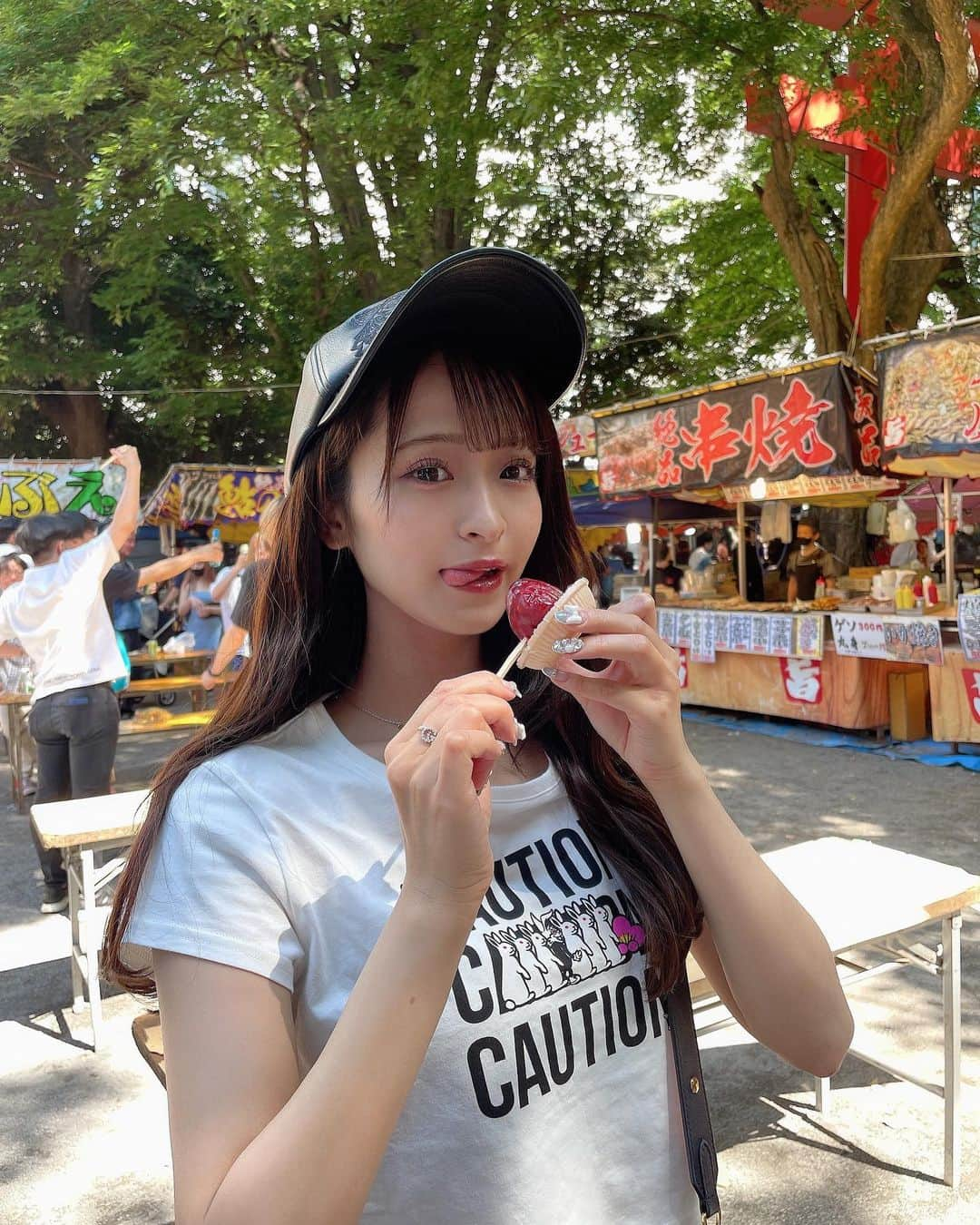 清水里香さんのインスタグラム写真 - (清水里香Instagram)「⁡ ⁡ 縁日大好き🍧 ⁡ ⁡ ⁡ ⁡ #めっちゃ食べてる😂 #縁日 #お祭り #祭り #りんご飴 ⁡ ⁡」5月30日 20時47分 - partyyy_chu