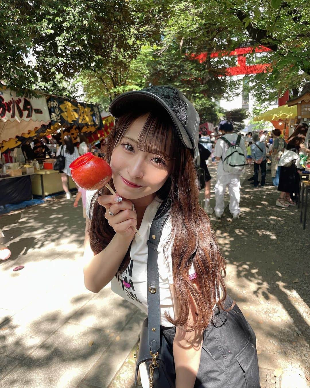 清水里香さんのインスタグラム写真 - (清水里香Instagram)「⁡ ⁡ 縁日大好き🍧 ⁡ ⁡ ⁡ ⁡ #めっちゃ食べてる😂 #縁日 #お祭り #祭り #りんご飴 ⁡ ⁡」5月30日 20時47分 - partyyy_chu