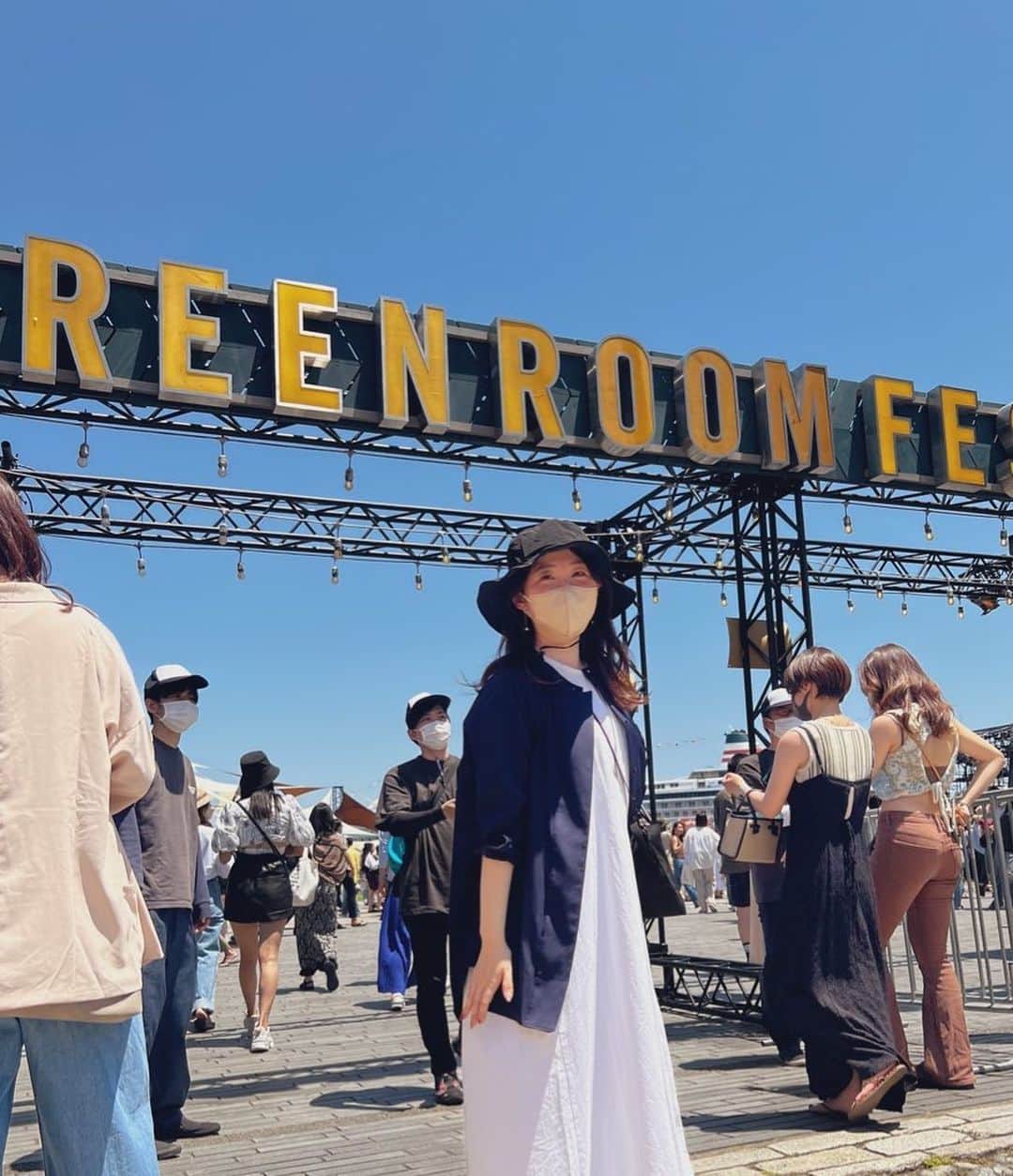 本谷亜紀さんのインスタグラム写真 - (本谷亜紀Instagram)「横浜レンガ街で開催されてたGREENROOM FESTIVAL'22に行ってきたよ〜☺️めちゃくちゃ天気良くて、天気良すぎて暑かったけどビールのあるフェスって久々だからとーっても楽しかった😘 ㅤㅤㅤㅤㅤㅤㅤㅤㅤㅤㅤㅤㅤ 10歳くらい年下の親友と参戦したけど、ピョンピョン跳ねて幸せだった。歌うのはできないからさ！ほらさ、日常でピョンピョンすることないじゃない？😆 ㅤㅤㅤㅤㅤㅤㅤㅤㅤㅤㅤㅤㅤ #GREENROOMFESTIVAL #フェスコーデ  #横浜 #グリーンルームフェスティバル」5月30日 21時04分 - akichi0518_ramen