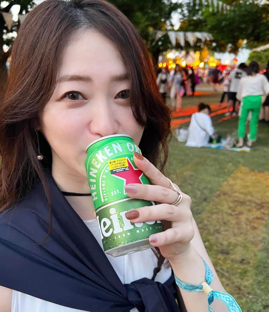 本谷亜紀さんのインスタグラム写真 - (本谷亜紀Instagram)「横浜レンガ街で開催されてたGREENROOM FESTIVAL'22に行ってきたよ〜☺️めちゃくちゃ天気良くて、天気良すぎて暑かったけどビールのあるフェスって久々だからとーっても楽しかった😘 ㅤㅤㅤㅤㅤㅤㅤㅤㅤㅤㅤㅤㅤ 10歳くらい年下の親友と参戦したけど、ピョンピョン跳ねて幸せだった。歌うのはできないからさ！ほらさ、日常でピョンピョンすることないじゃない？😆 ㅤㅤㅤㅤㅤㅤㅤㅤㅤㅤㅤㅤㅤ #GREENROOMFESTIVAL #フェスコーデ  #横浜 #グリーンルームフェスティバル」5月30日 21時04分 - akichi0518_ramen