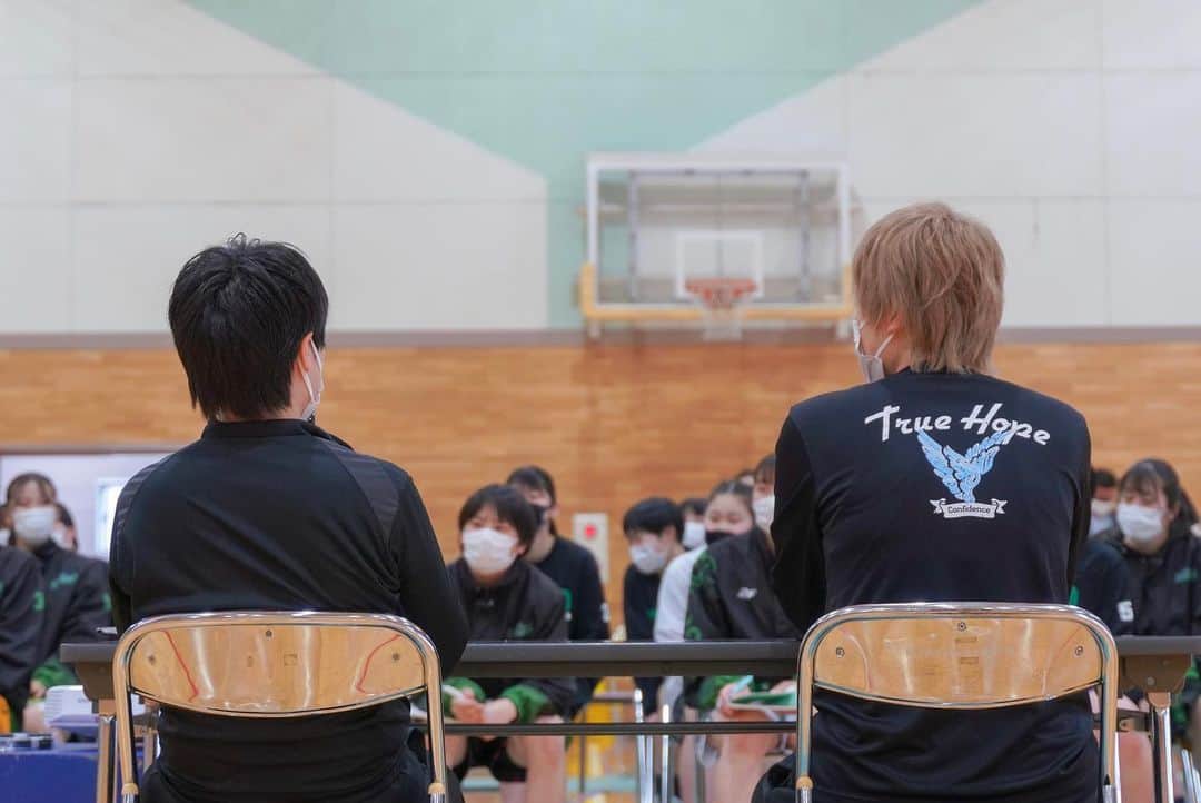 高田真希さんのインスタグラム写真 - (高田真希Instagram)「良い写真☺️  先日、福島東稜高等学校に行ってきました🏀  明るく、雰囲気が良い中で迎えていただきました✨  1日目は、トークセッションをし、どのように私がバスケットと向き合ってきたのか、またそれぞれの質問に答える時間。  その後はレクレーション🕺 ボールを使いながら頭も使って考えながら身体を動かしていく、遊びを取り入れました！  2日目は、練習をじっくり見ながら、私が意識するポイントやコツなどを伝えさせてもらいました！！  捉え方の違いではあると思いますが私は教えるではなく、伝える事を大事にして接します。 自分が今まで実際に経験して培ってきた物を伝える事で、受け取る人に気付きやキッカケとなってくれたらいいなと… うまくいかなかった事が何か腑に落ちる事につながるように伝えていく…  様々な経験をしてきた私にしかできない事でもあると思います。  特別な指導や技術はもってないですが、実戦でやってきた細かなコツは伝える事ができます！！  私が伝える事はとてもシンプルです😏  今回私にとってもすごく良い経験になりました。  コロナで直接触れ合う機会が持てなかったですが、こう言った機会を増やしたいとTRUE HOPEを設立したのですごく嬉しかったです！！  福島東稜高等学校のみんなありがとう😊 応援しています！！」5月30日 21時14分 - maki_takada