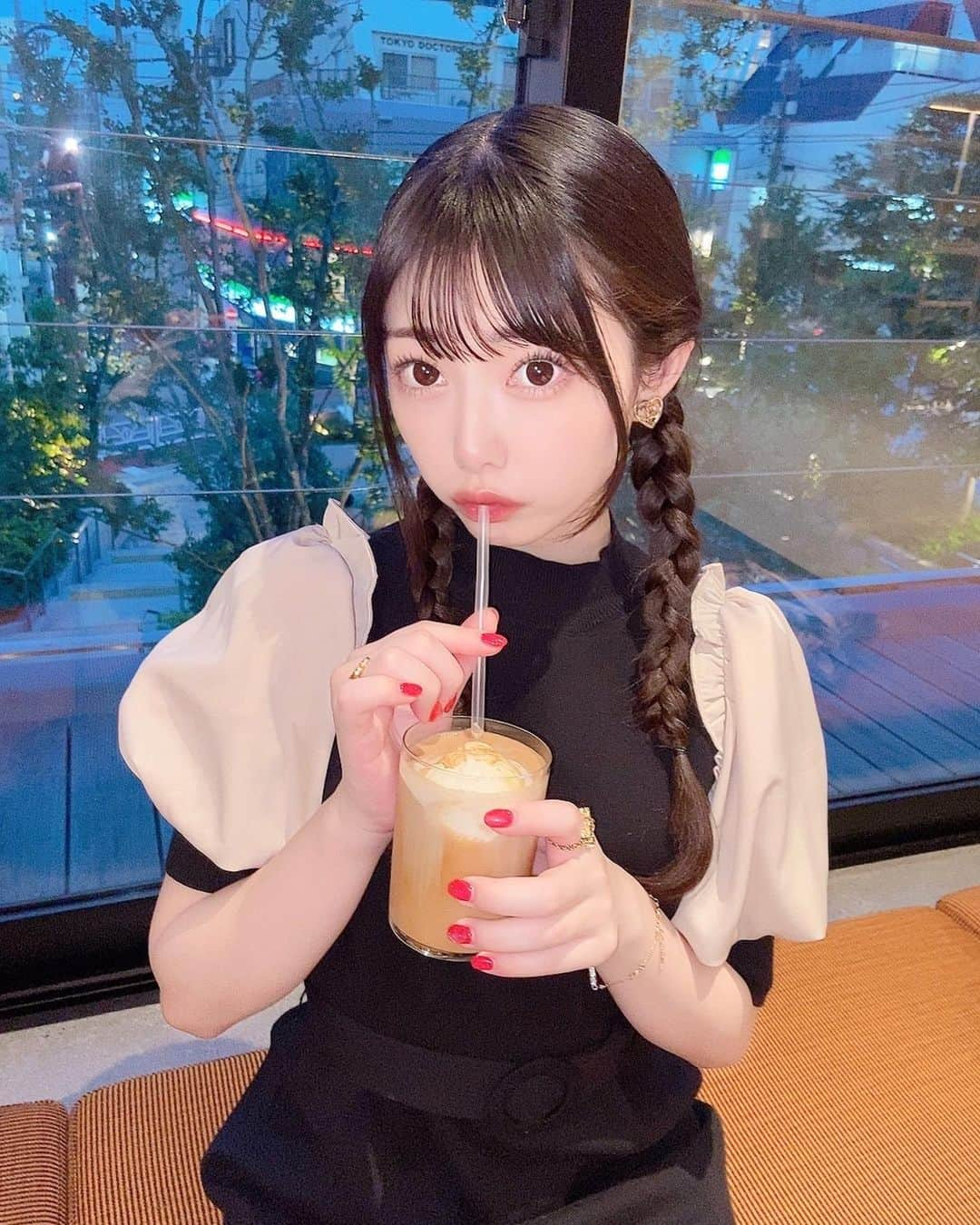  小浜桃奈さんのインスタグラム写真 - ( 小浜桃奈Instagram)「🍨 全ては明日のために、、、 @thesame_shibuya さんで美顔矯正＋美白パック、腕脱毛をして頂きました🪄  つい最近お願いしたばかりですがまた頼ってしまいました🙇🏻‍♀️ 今回も毛穴のない白雪姫の様な肌になりました🍎個人的過去一の綺麗さでとてもテンションあがりました🥹🤍  私と同じメニューが初回50%OFFで受けれるキャンペーンもあるのでこの機会に是非行ってみて下さい🌈」5月30日 21時18分 - momona_kohama