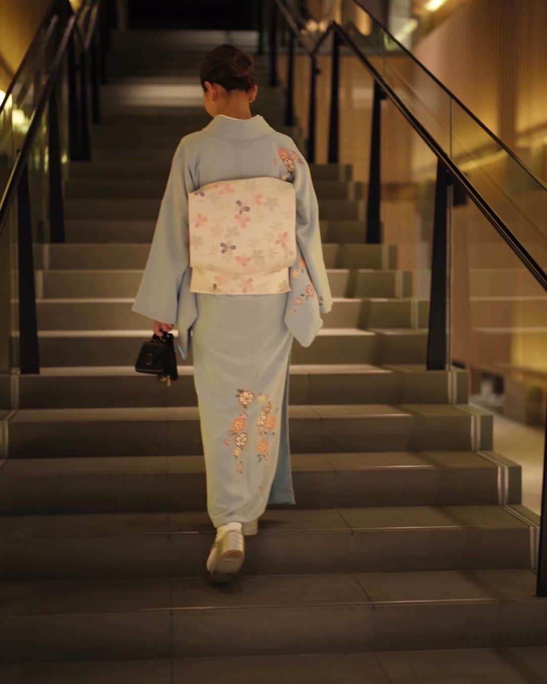 外村久美子さんのインスタグラム写真 - (外村久美子Instagram)「👘 valextra CEO Mr. Xavier Rougeauxに喜んで頂けたらと京都での晩餐会のドレスコーデには、 @shosa_kyoto_official のお着物を。 ✨✨  あとは、〝ちいさなイジィデ〟と〝iPhone〟を。  #valextra #shosakyoto」5月30日 21時21分 - kummy153