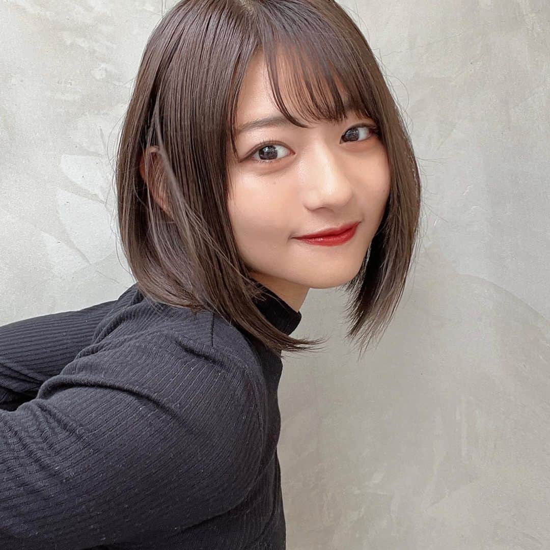 及川天和さんのインスタグラム写真 - (及川天和Instagram)「前髪なしとありどっち派？　印象の違いは前髪とカラーが秘密♡  好印象◎甘いヘルシーヘア✂️✨  カットやカラーで少しの甘さを秘めさせつつ、スタイリングで計算された動きをプラスできるように表面にプチレイヤーを✂️  ちょっぴりあざとく、でも好感度は高く、とことん欲張りに今っぽヘアで#イメチェン どうですか？  #ボブヘア#ダークカラ―#サロンモデル#美容師#美少女#ヘア#ボブアレンジ #ヘアアレンジ#ハイライト#hair#グレージュカラー#ヘアスタイル#スタイリング#髪型#ダークカラー #シースルーバング#ミディアムヘア #ミディアムボブ#小顔カット#似合わせカット#ヘアカラー#hairstyle」5月30日 21時32分 - tenhouo