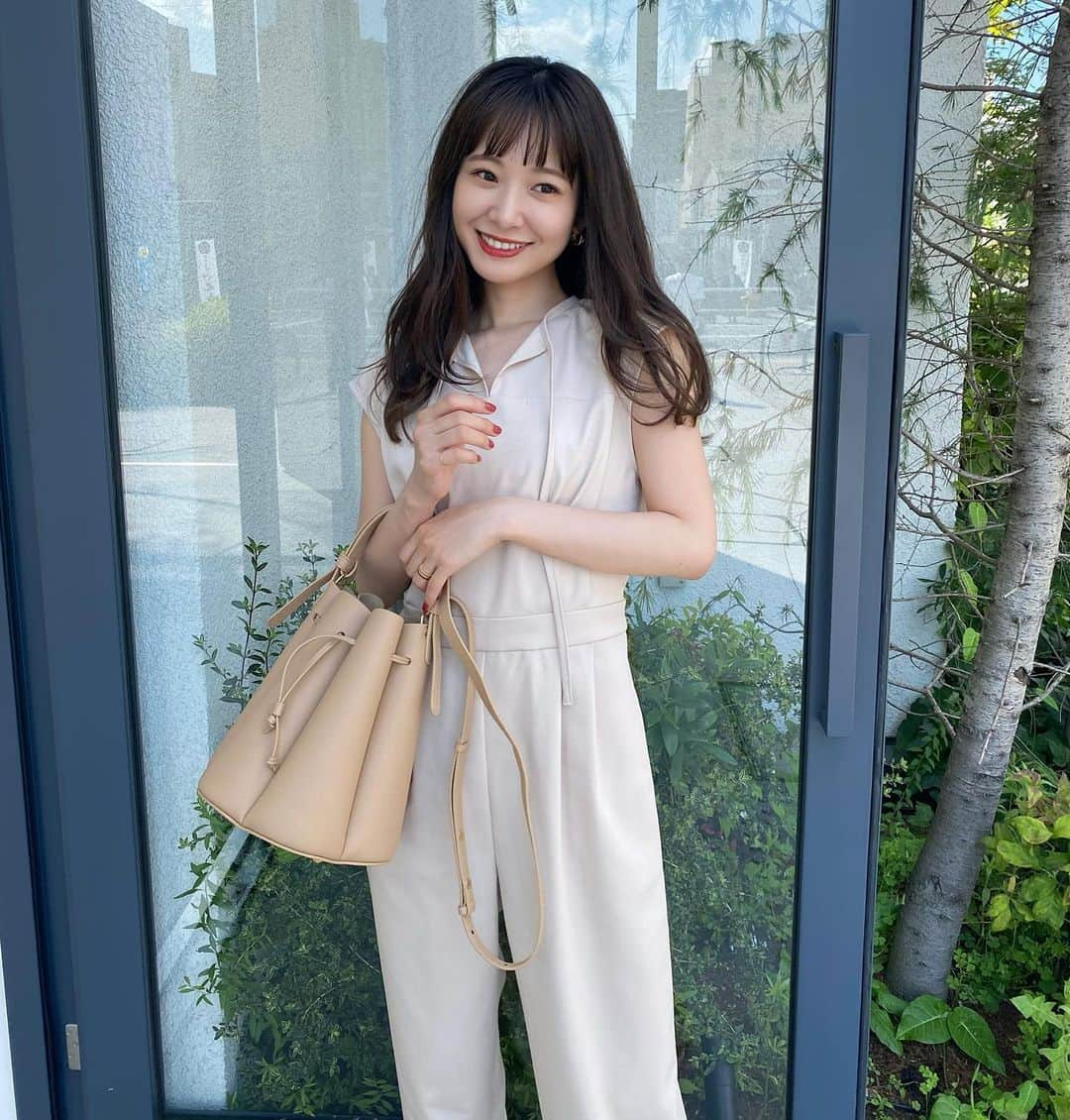 西川瑞希（みずきてぃ）さんのインスタグラム写真 - (西川瑞希（みずきてぃ）Instagram)「BEIGE CODE//ミニマルなルックスに品の良さが漂うフレンチスリーブのオールインワン❤︎  胸元の紐は、シーンに合わせてリボンにしても、こんな感じでラフに垂らしても◎パンツはストレートでゆるっとしているので楽ちんに綺麗に着れるところもお気に入り☺︎  @cheriemona_official ✴︎キーネックリボンオールインワン  色違いのブラックはオトナでシックな印象で着ていただけます！  #summerfashion #fashion #cheriemona #summer #beige #ベージュ #オールインワン #大人カジュアル #きれいめカジュアル #きれいめコーデ #大人女子 #シンプルコーデ #ラフ #夏服コーデ」5月30日 21時48分 - mizuki_nishikawa_