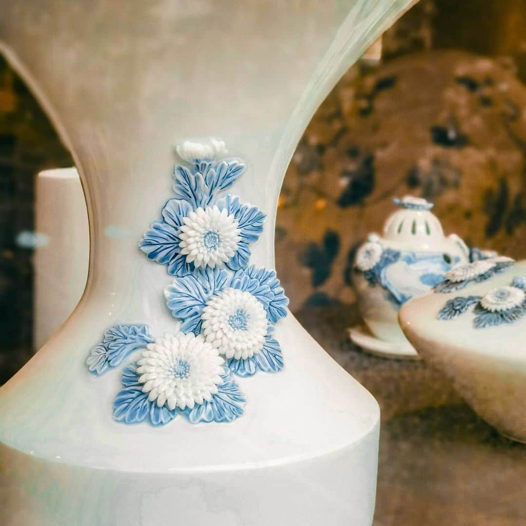 吉松育美さんのインスタグラム写真 - (吉松育美Instagram)「Beautiful blue and white world 💙🤍💙🤍 . Antique traditional crafted Japanese porcelain. . . 次の #おとなりモノがたり  は三川内焼きですよ🤍🤍🤍🤍 . 素晴らしい世界観にしびれますよー😯」5月30日 23時30分 - ikumiyoshimatsu