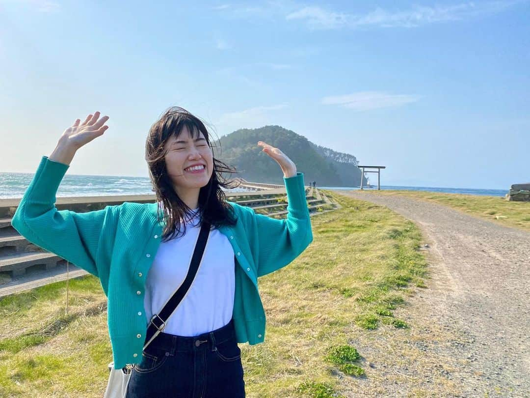 服部未佳さんのインスタグラム写真 - (服部未佳Instagram)「浅虫の旅🚗  宿屋つばきのスパイシーカリー🍛 おいしすぎて、びっくり仰天😳 目覚めそう、、スパイスカレーに、、と思いながら 黙々と夢中になって食べました。 黒ごまカレーとあいがけ！バッチリ👌 非常においしかったです😮‍💨  キラキラ綺麗な海のすぐそばを走って 感激しっぱなし🥹の夏泊半島ドライブ🌊 夏泊ほたてラインを大島まで🌳  浅虫コリドー のおいしいコーヒー☕️と 母が一目惚れしたお箸。 なんてハイカラな津軽塗なんだ🥺かわいい！ 父と使うそうです🥢  帰りに、みちのくシェーク🥤 私は朝食ビュッフェを食べ過ぎてお腹に隙間ゼロ 諦め😮‍💨ましたが 母は、せっかくだから！と 人気の生いちごシェークをグビグビ🍓  楽しい浅虫の旅でした😊  そうそう！浅虫ではありませんが… 別日に、長尾で朝ラー🍜しました。 母は青森の煮干しラーメンが大好き（私も大好き）！ 私はこの日、鰹節トッピングの煮干しラーメン🤤  母は満足して お土産に長尾さんインスタント袋麺を買って 新潟へ帰ってゆきました🚃  #浅虫 #宿屋つばき #スパイスカレー  #夏泊半島 #夏泊ほたてライン #陸奥湾 #ドライブ  #浅虫コリドー #コーヒー #津軽塗 #箸  #みちのくシェーク #生いちご #シェイク  #長尾 #朝ラー #煮干しラーメン」5月31日 0時01分 - mikahattori_aba