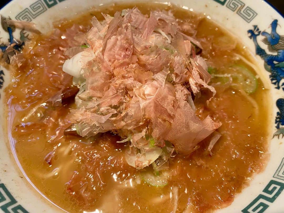 服部未佳さんのインスタグラム写真 - (服部未佳Instagram)「浅虫の旅🚗  宿屋つばきのスパイシーカリー🍛 おいしすぎて、びっくり仰天😳 目覚めそう、、スパイスカレーに、、と思いながら 黙々と夢中になって食べました。 黒ごまカレーとあいがけ！バッチリ👌 非常においしかったです😮‍💨  キラキラ綺麗な海のすぐそばを走って 感激しっぱなし🥹の夏泊半島ドライブ🌊 夏泊ほたてラインを大島まで🌳  浅虫コリドー のおいしいコーヒー☕️と 母が一目惚れしたお箸。 なんてハイカラな津軽塗なんだ🥺かわいい！ 父と使うそうです🥢  帰りに、みちのくシェーク🥤 私は朝食ビュッフェを食べ過ぎてお腹に隙間ゼロ 諦め😮‍💨ましたが 母は、せっかくだから！と 人気の生いちごシェークをグビグビ🍓  楽しい浅虫の旅でした😊  そうそう！浅虫ではありませんが… 別日に、長尾で朝ラー🍜しました。 母は青森の煮干しラーメンが大好き（私も大好き）！ 私はこの日、鰹節トッピングの煮干しラーメン🤤  母は満足して お土産に長尾さんインスタント袋麺を買って 新潟へ帰ってゆきました🚃  #浅虫 #宿屋つばき #スパイスカレー  #夏泊半島 #夏泊ほたてライン #陸奥湾 #ドライブ  #浅虫コリドー #コーヒー #津軽塗 #箸  #みちのくシェーク #生いちご #シェイク  #長尾 #朝ラー #煮干しラーメン」5月31日 0時01分 - mikahattori_aba