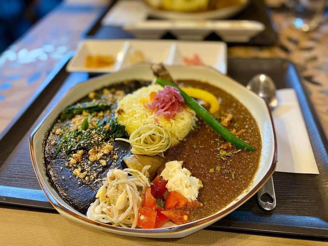 服部未佳さんのインスタグラム写真 - (服部未佳Instagram)「浅虫の旅🚗  宿屋つばきのスパイシーカリー🍛 おいしすぎて、びっくり仰天😳 目覚めそう、、スパイスカレーに、、と思いながら 黙々と夢中になって食べました。 黒ごまカレーとあいがけ！バッチリ👌 非常においしかったです😮‍💨  キラキラ綺麗な海のすぐそばを走って 感激しっぱなし🥹の夏泊半島ドライブ🌊 夏泊ほたてラインを大島まで🌳  浅虫コリドー のおいしいコーヒー☕️と 母が一目惚れしたお箸。 なんてハイカラな津軽塗なんだ🥺かわいい！ 父と使うそうです🥢  帰りに、みちのくシェーク🥤 私は朝食ビュッフェを食べ過ぎてお腹に隙間ゼロ 諦め😮‍💨ましたが 母は、せっかくだから！と 人気の生いちごシェークをグビグビ🍓  楽しい浅虫の旅でした😊  そうそう！浅虫ではありませんが… 別日に、長尾で朝ラー🍜しました。 母は青森の煮干しラーメンが大好き（私も大好き）！ 私はこの日、鰹節トッピングの煮干しラーメン🤤  母は満足して お土産に長尾さんインスタント袋麺を買って 新潟へ帰ってゆきました🚃  #浅虫 #宿屋つばき #スパイスカレー  #夏泊半島 #夏泊ほたてライン #陸奥湾 #ドライブ  #浅虫コリドー #コーヒー #津軽塗 #箸  #みちのくシェーク #生いちご #シェイク  #長尾 #朝ラー #煮干しラーメン」5月31日 0時01分 - mikahattori_aba