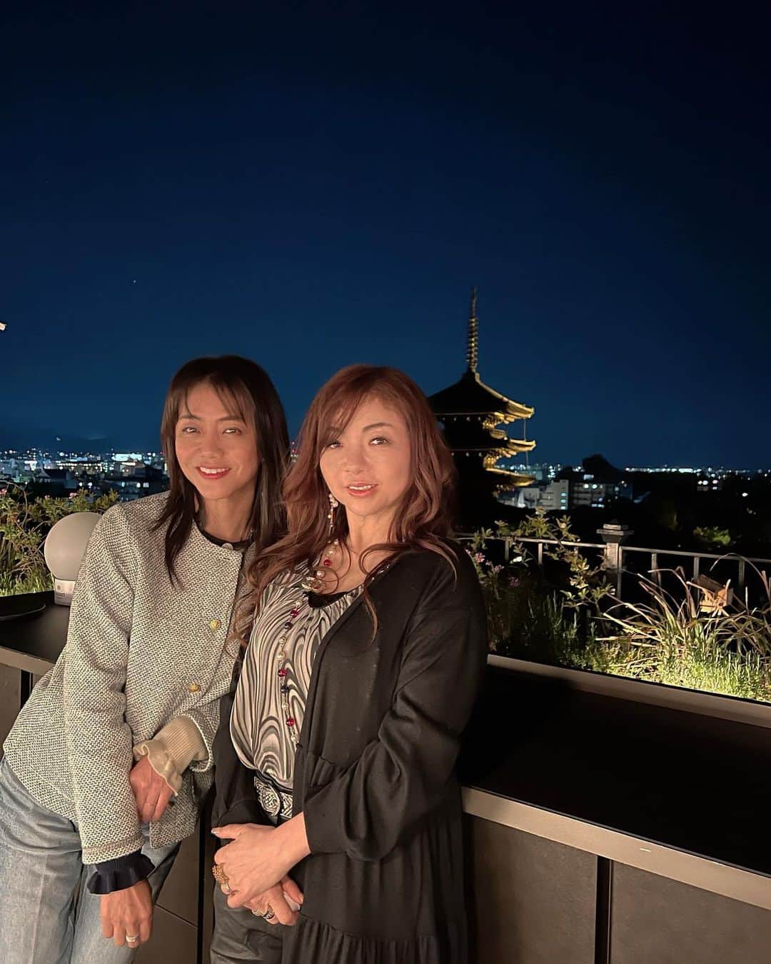 前田典子さんのインスタグラム写真 - (前田典子Instagram)「先日の　#京都旅 で モモちゃんに @highheel_momoko  #素敵なルーフトップバー　 #k36thebarandrooftop に 連れて行ってもらいました🍷🌃✨  京都の市街を一望できる 360度パノラマビュー🌃 ライトアップされた五重の塔や遠くに京都タワーも見えます わぁ〜❣️なんて素敵なとこなの✨と感激しました😆  この日は少し寒かったので ホットワイン🍷をいただきましたが ルーフトップは気持ちいい😆　#最高  また、京都に行ったら絶対に行きたい😆  #ここは庭です❣️ってモモちゃんが言ってます　😆  #🧅さんも　ありがとう❣️  ここは 元小学校を改装して ヘリテージホテル＆バーに生まれ変わった #ザホテル青龍京都清水  ノスタルジックで落ち着いた雰囲気 モダンでお洒落な💕 洗練された大人の遊び場 いつかホテルも宿泊してみたいな  #マエノリ旅 #旅の備忘録」5月31日 0時09分 - maenorichang
