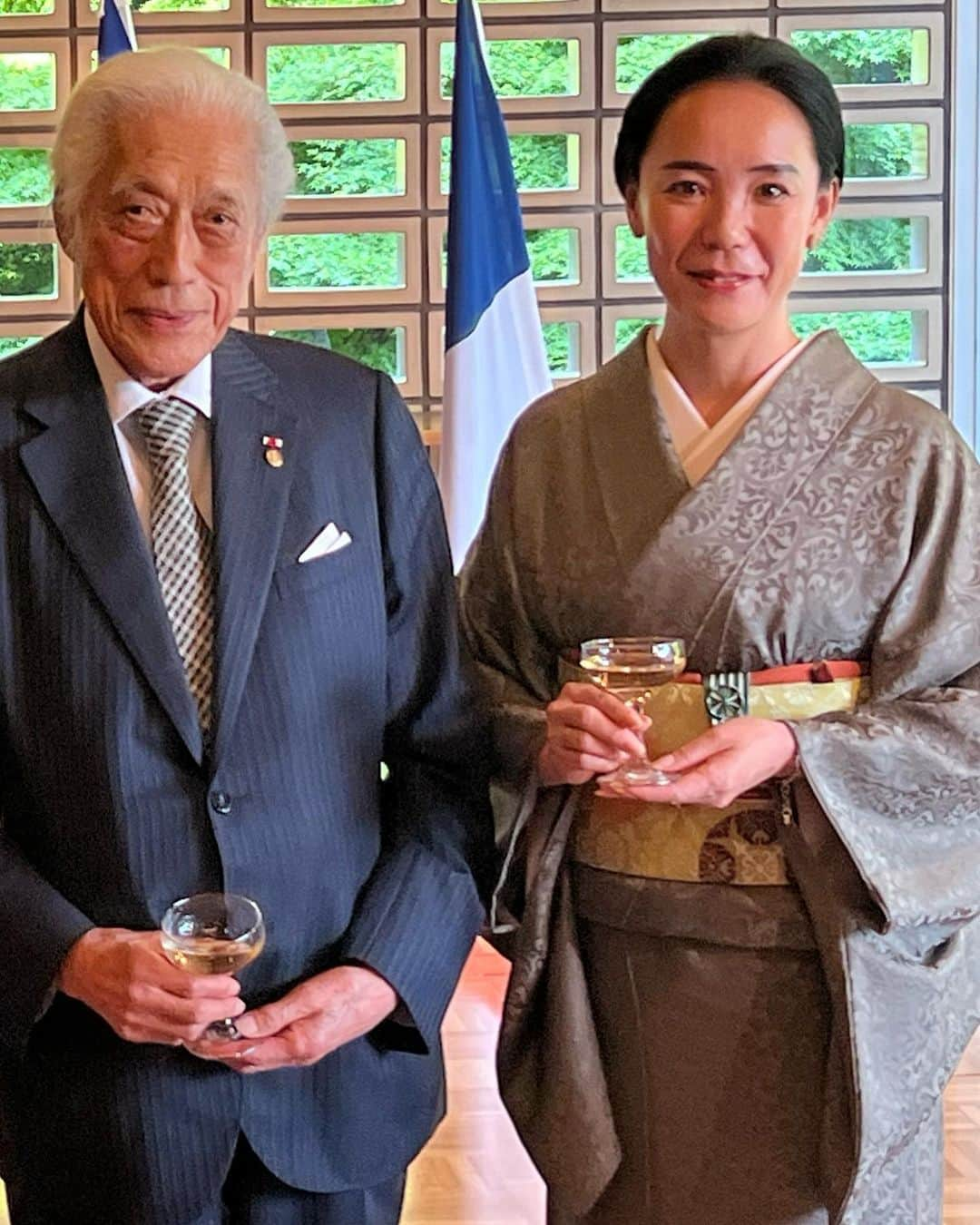 河瀬直美さんのインスタグラム写真 - (河瀬直美Instagram)「仏芸術文化勲章オフィシエを仏政府より授与いただきました。  多くの人に支えられた先に自らの役割をまっとうできるよう、今後とも精進して参ります！  I received the Order of the Arts and the Letters from the French government.  I will continue to do my best in this role, after being supported by so many people!  #千玄室大宗匠  #大倉源次郎 #宮城茂雄 #フランス大使館 #sengenshitsu  #okuragenjiro  #shigeomiyagi  #frenchembassy」5月31日 3時10分 - naomi.kawase