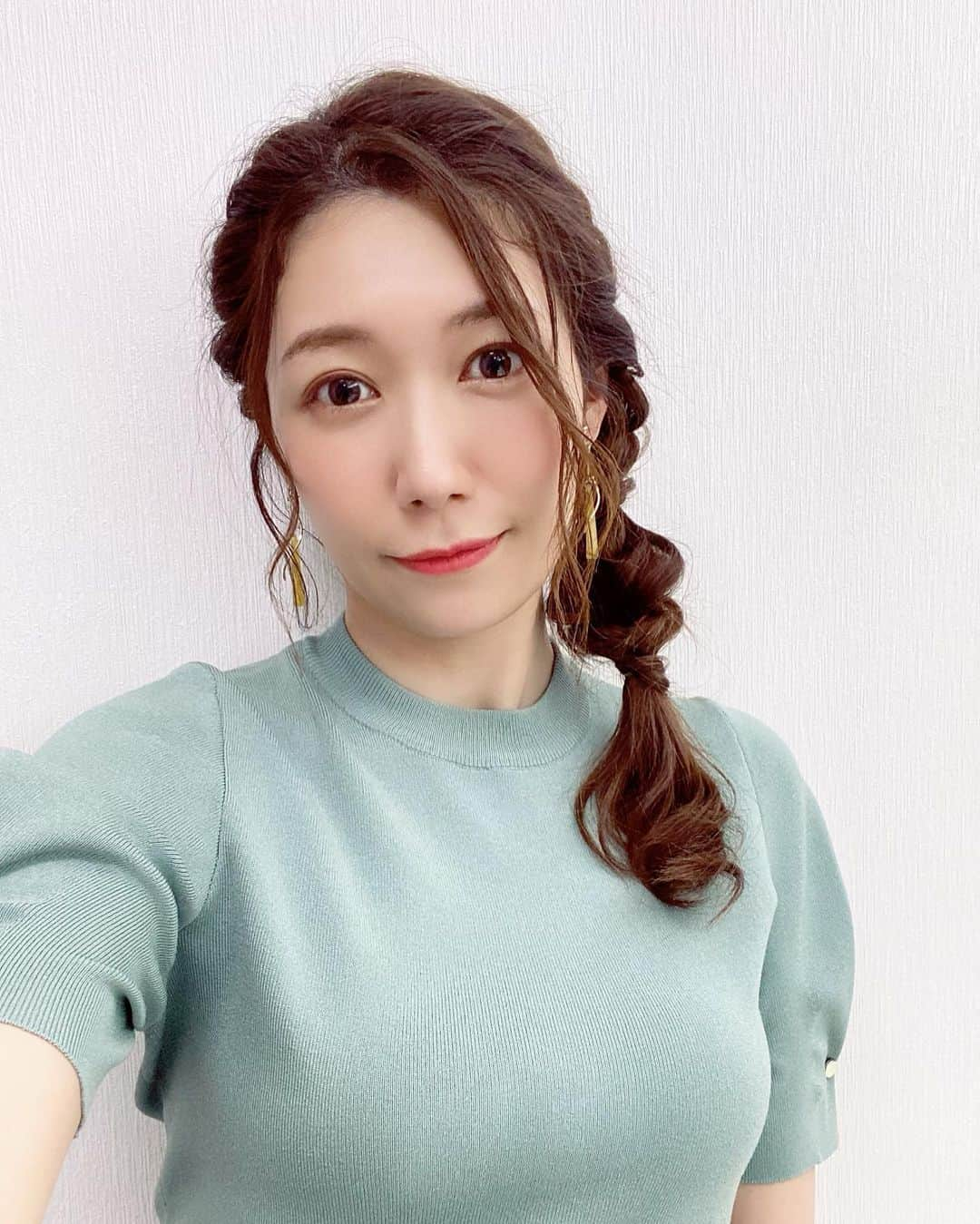 穂川果音さんのインスタグラム写真 - (穂川果音Instagram)「hairstyle  サイド編み下ろしヘアです😊  #ヘアアレンジ　#ヘアスタイル　#編み下ろし　#イヤリング　#hairstyle #hairarrange #earrings #まとめ髪　#編み下ろしアレンジ　#前髪アレンジ 　#5月コーデ　#春コーデ　#おしゃれっぽ #アナウンサーコーデ  #アベプラ　#お天気キャスター #サイド編み下ろしヘア　#サイドアップ」5月31日 10時42分 - hokawakanonn